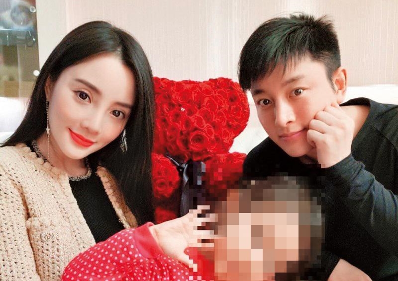 李小璐慘被爆料婚外瘋狂睡別的男人，老公賈乃亮成綠光戰警，女兒何辜。（翻攝李小璐微博）