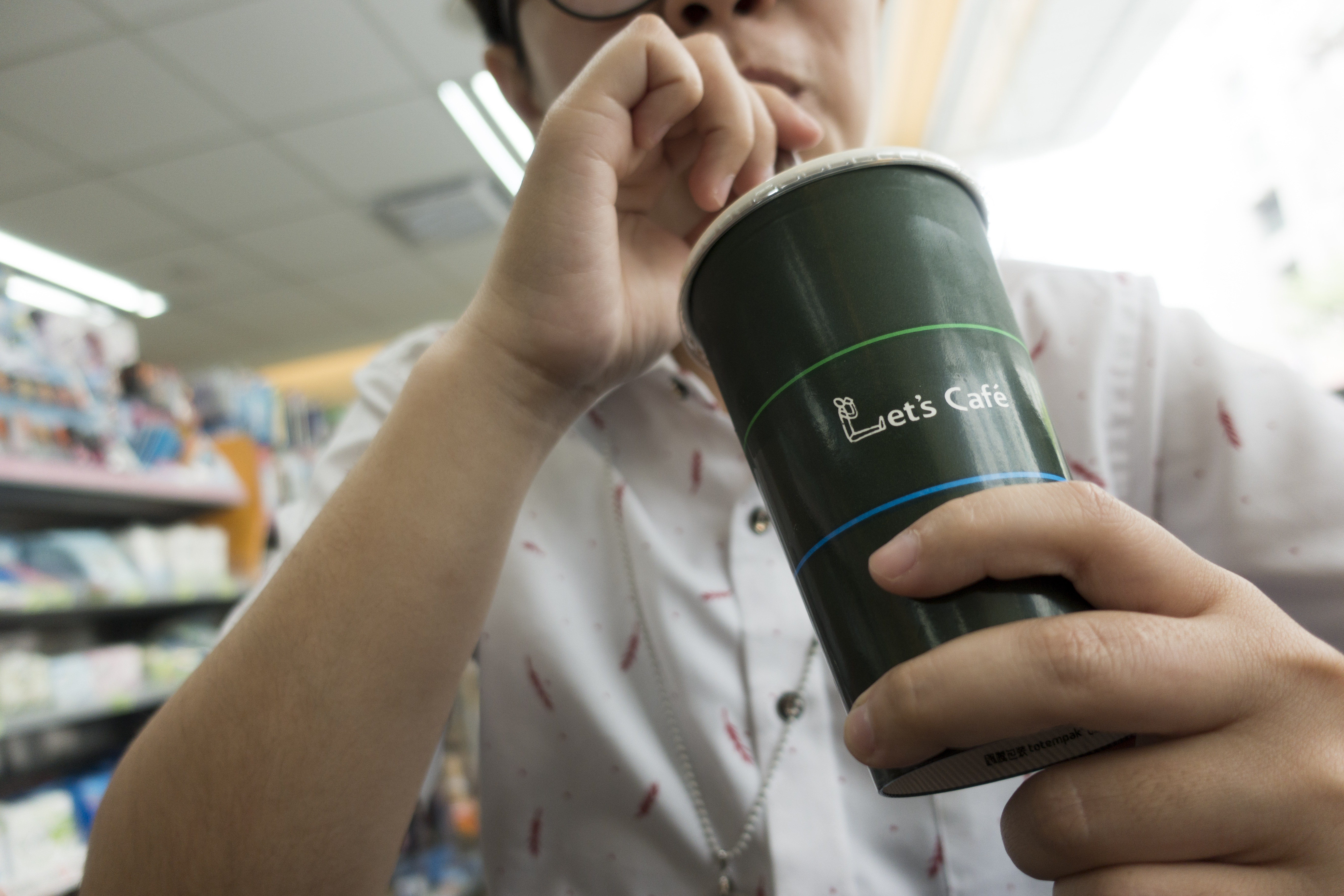 咖啡紙杯內層的薄膜含有聚乙烯薄，須另行加工剝離，回收成本高昂，因此許多回收業者都直接當垃圾處理。