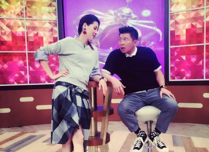 嚴立婷(左)搭檔主持《一袋女王》三年多,今傳出女主持人將換成巴鈺。(翻攝自《一袋女王》粉專)