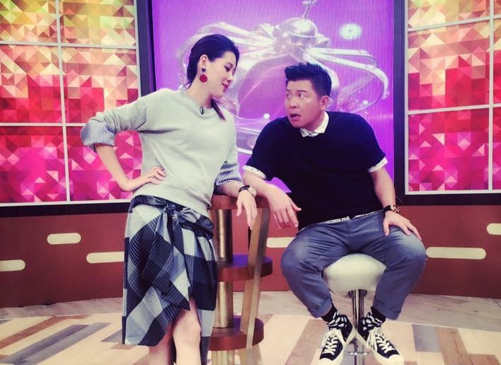 嚴立婷（左）搭檔主持《一袋女王》三年多，今傳出女主持人將換成巴鈺。（翻攝自《一袋女王》粉專）