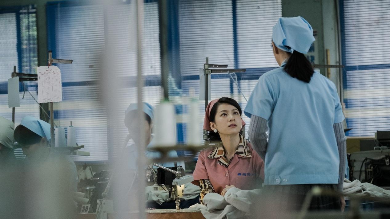 連俞涵劇中飾演女工領班,她為此苦練台語與裁縫技術。(公視提供)