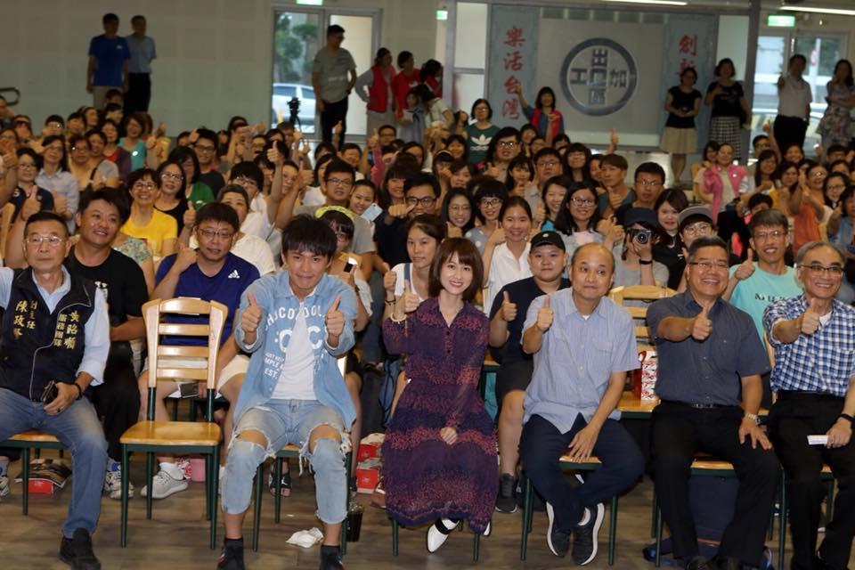 連俞涵(中)穿著阿嬤年輕時的長洋裝,參加《奇蹟的女兒》高雄出口加工區首映會。(翻攝自奇蹟的女兒臉書)