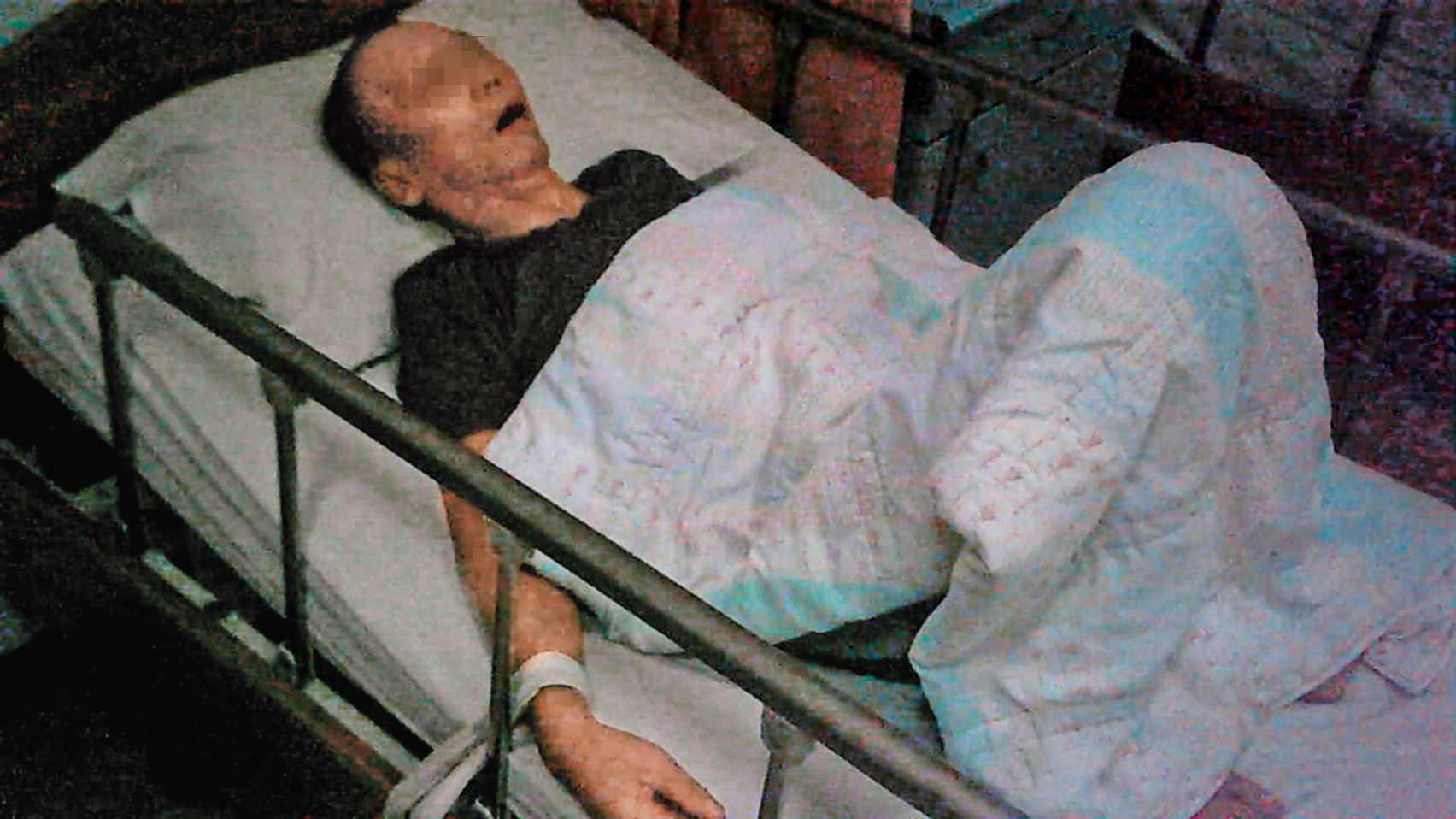 本刊實地走訪長生老人養護中心發現，老人被束帶綁住手腳的情形幾乎是常態。