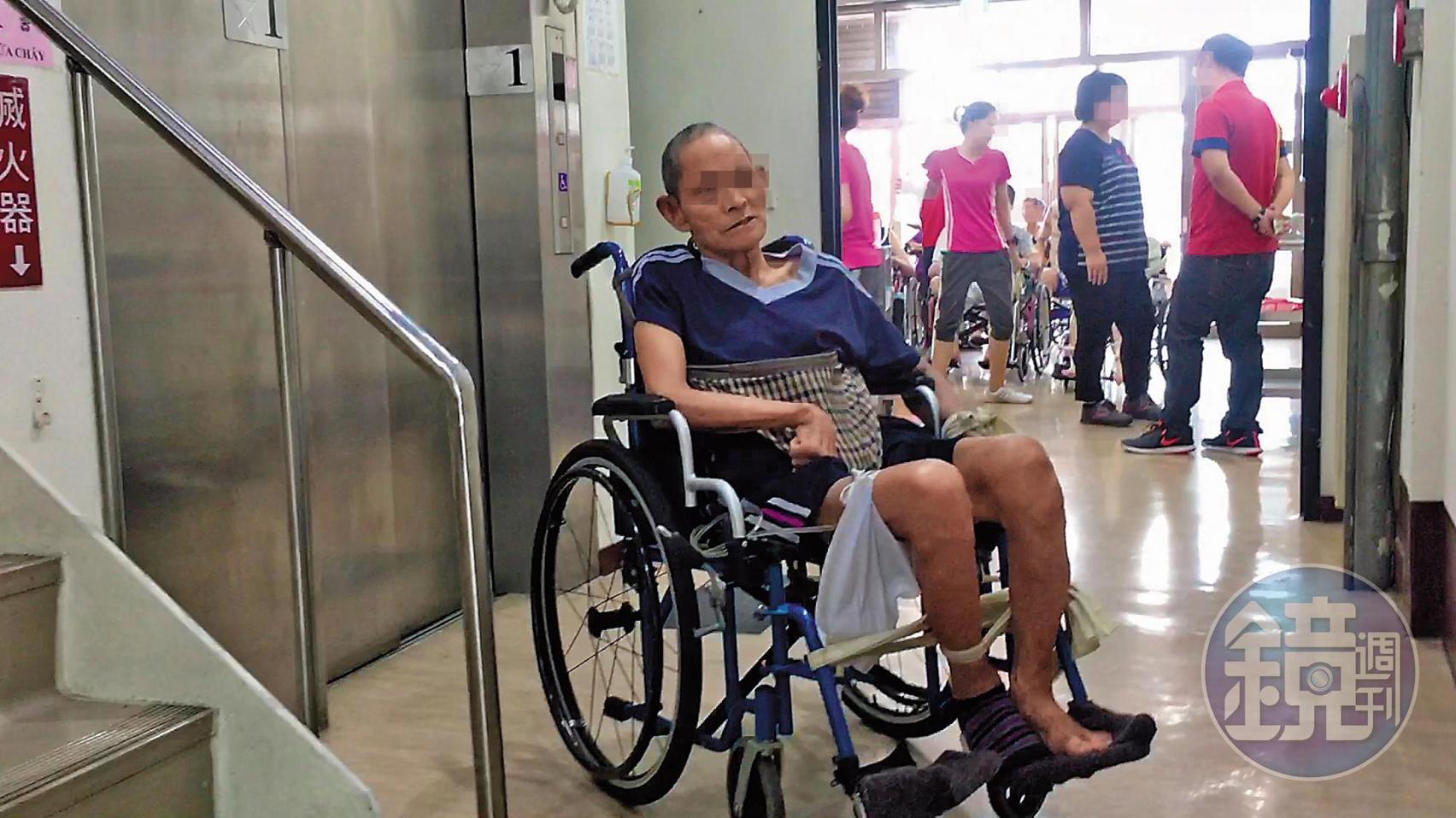 長生老人養護中心內有多名老人的手或腳被束帶綁住。