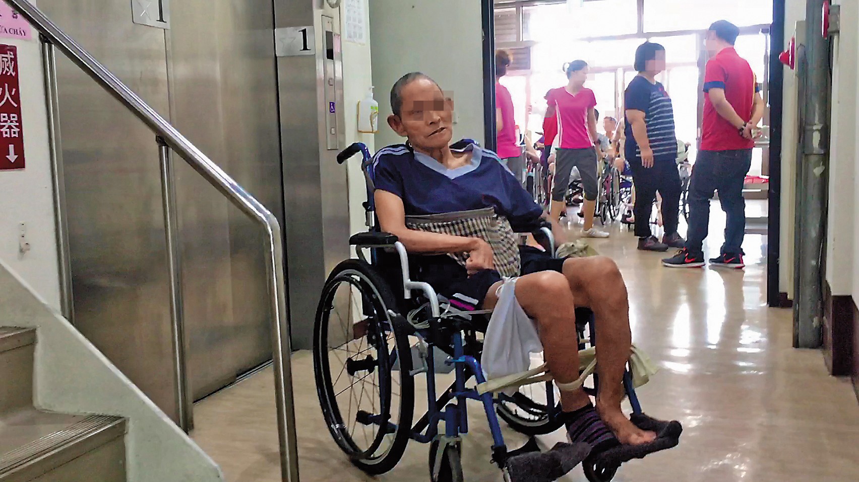 長生老人養護中心內有多名老人的手或腳被束帶綁住。