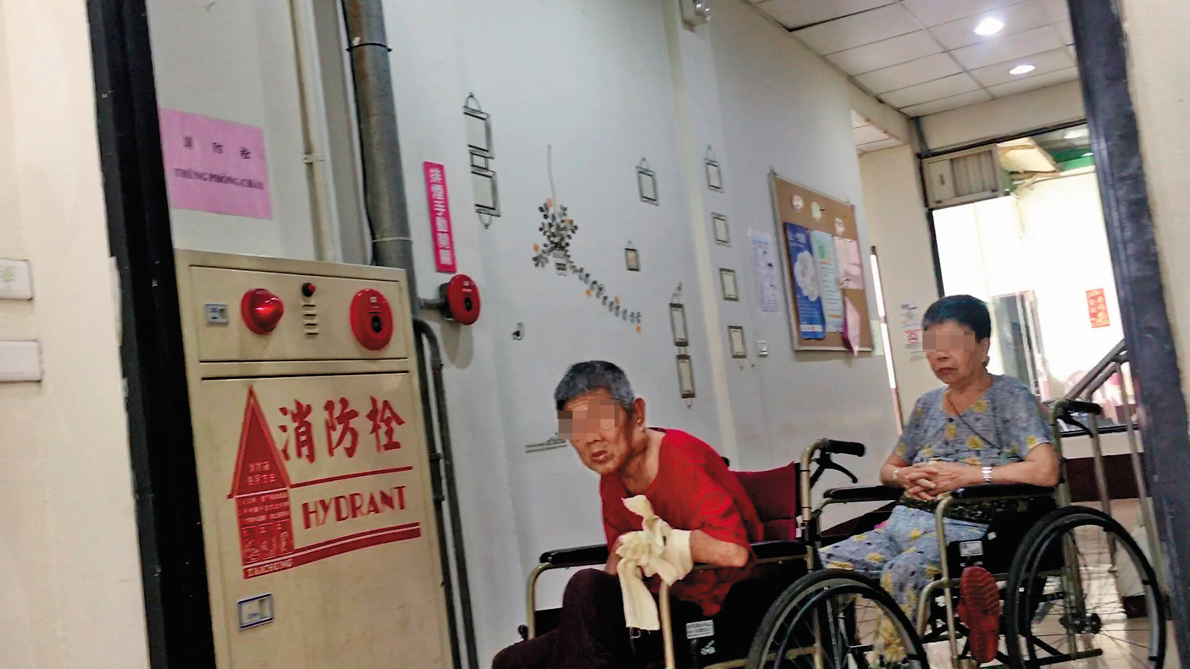 在安養機構內看到不少老人手腕被束帶綁住，無法自主活動。