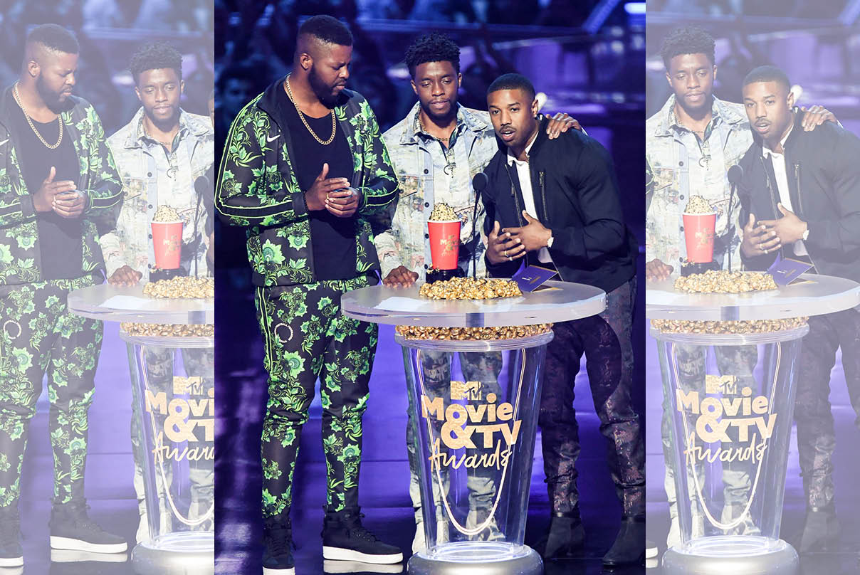 《黑豹》的演員溫斯頓杜克（左起）、查德威克鮑斯曼、麥可B喬登，一起領取最佳電影。（東方IC）