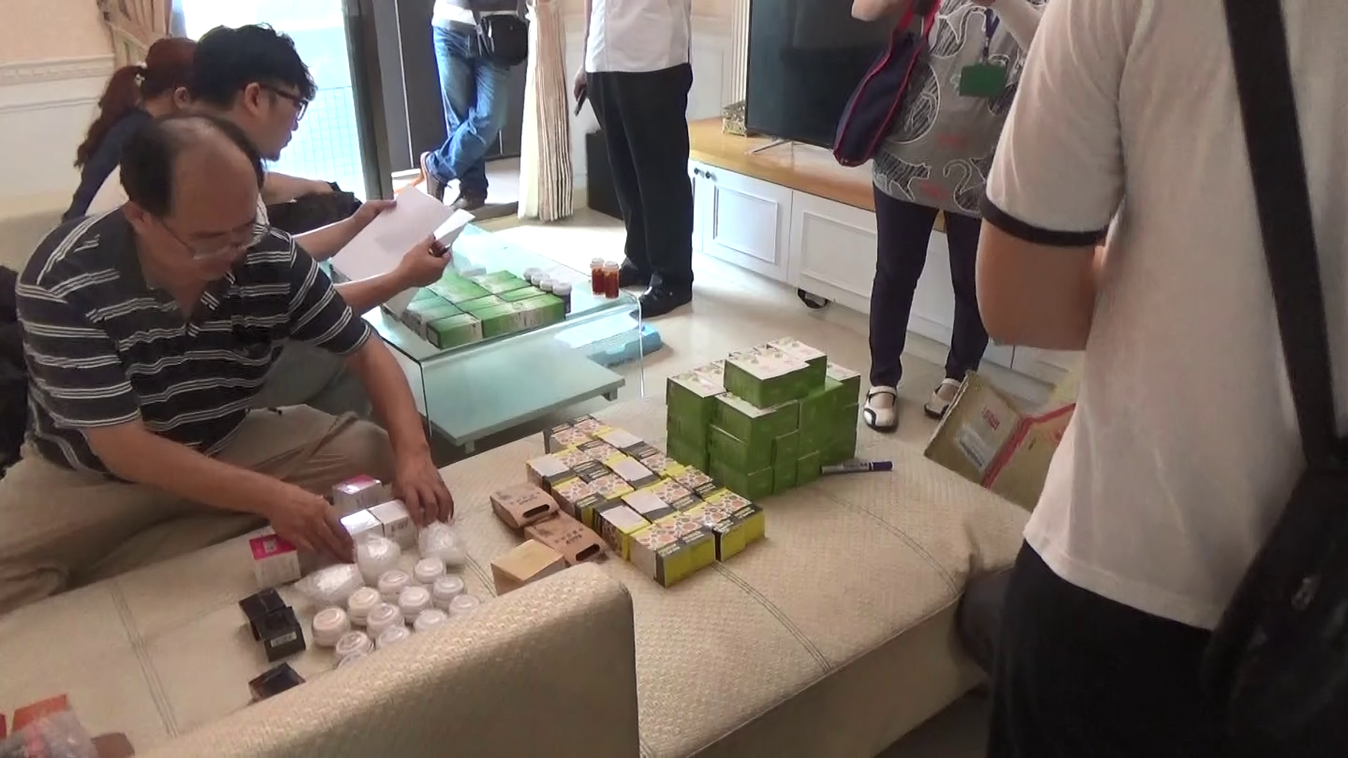 警方搜索李嫌住處，發現大量成分不明的藥妝。（刑事局提供）