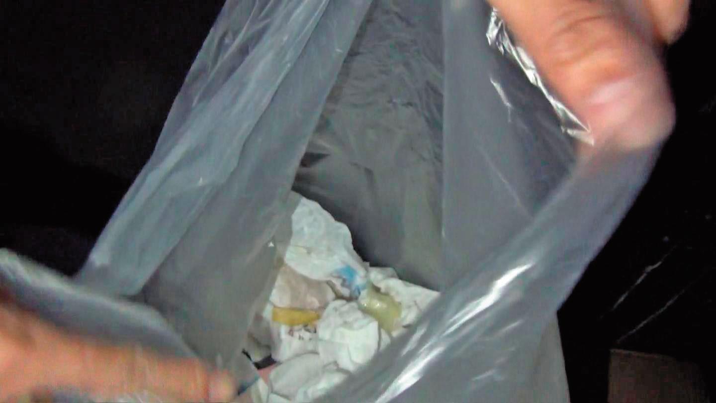 謝男與女作業員退房後，房間留有2個用過的保險套及大量衛生紙團。（讀者提供）