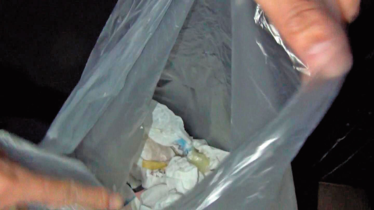 謝男與女作業員退房後,房間留有2個用過的保險套及大量衛生紙團。(讀者提供)