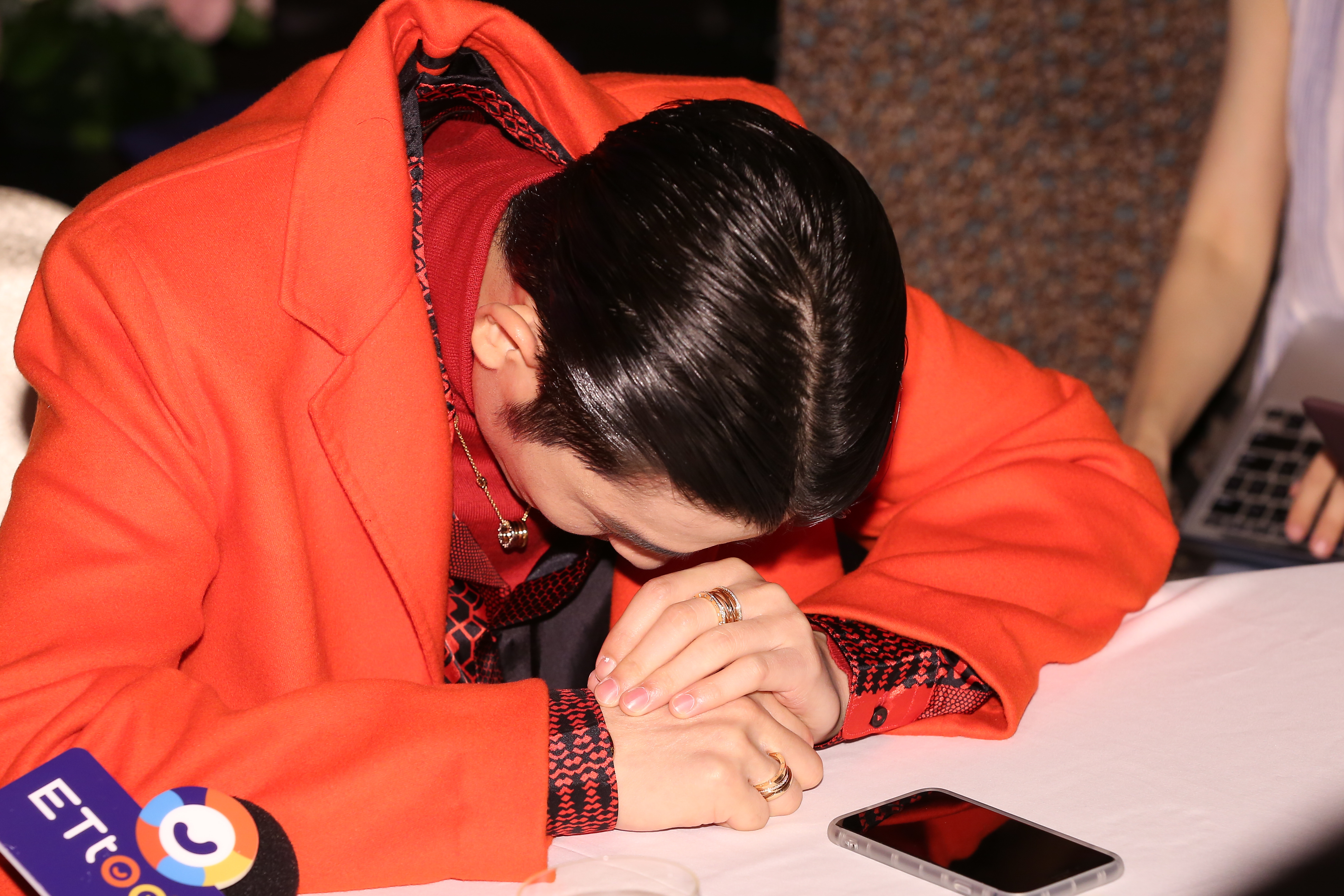 蕭敬騰因工作太滿，忙得焦頭爛額，訪問過程中，作勢崩潰。