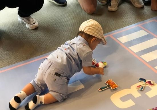 Romeo趴在地上抓周，背影可愛。（翻攝自王婉霏微博）