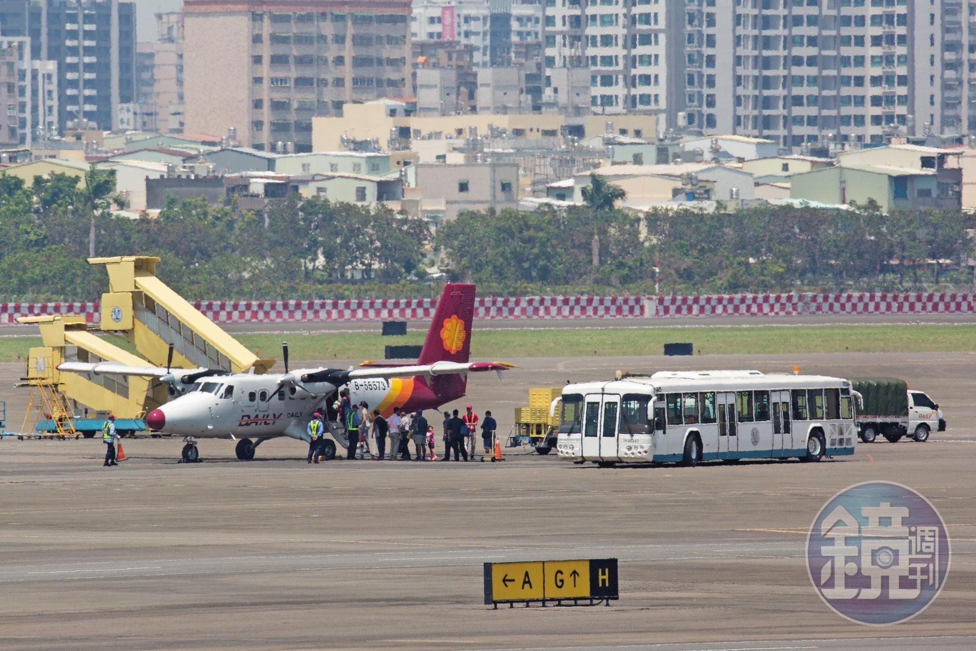 德安靠補助及機票年收入至少近4億元，但卻年年透過管道向民航局哭窮。