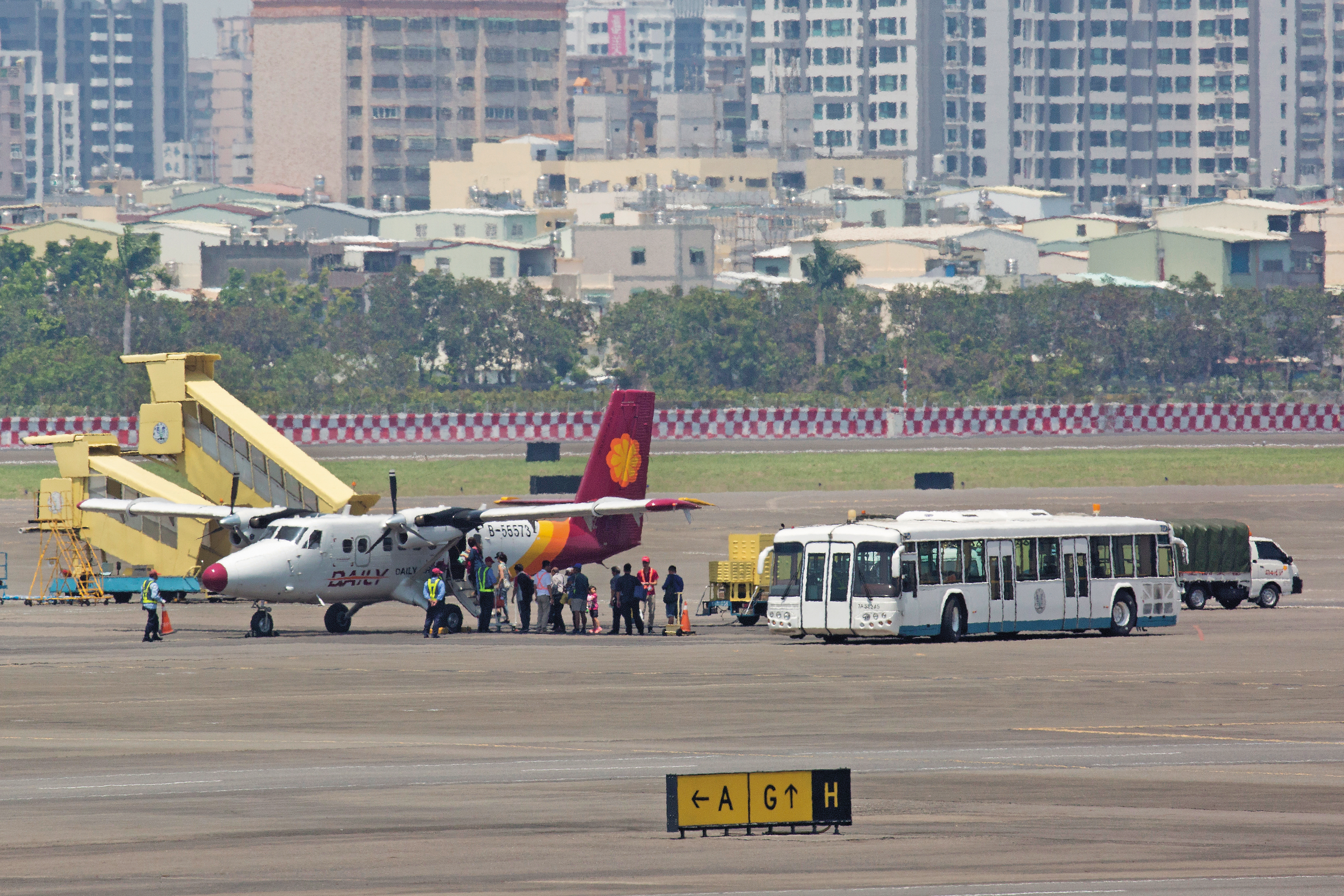 德安靠補助及機票年收入至少近4億元，但卻年年透過管道向民航局哭窮。