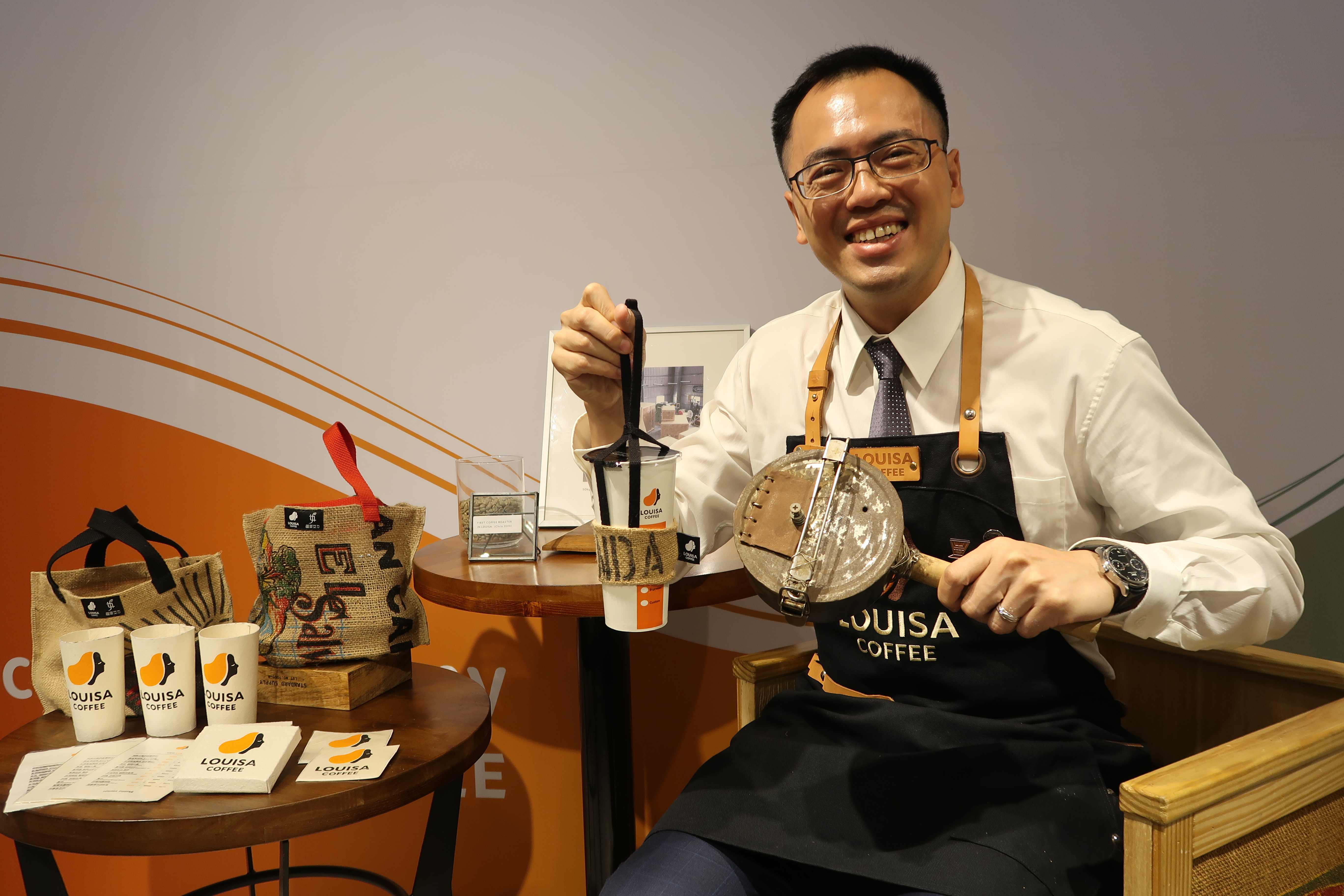 路易莎創辦人黃銘賢從烘豆師到推動咖啡渣再生，讓咖啡豆有了新生命。