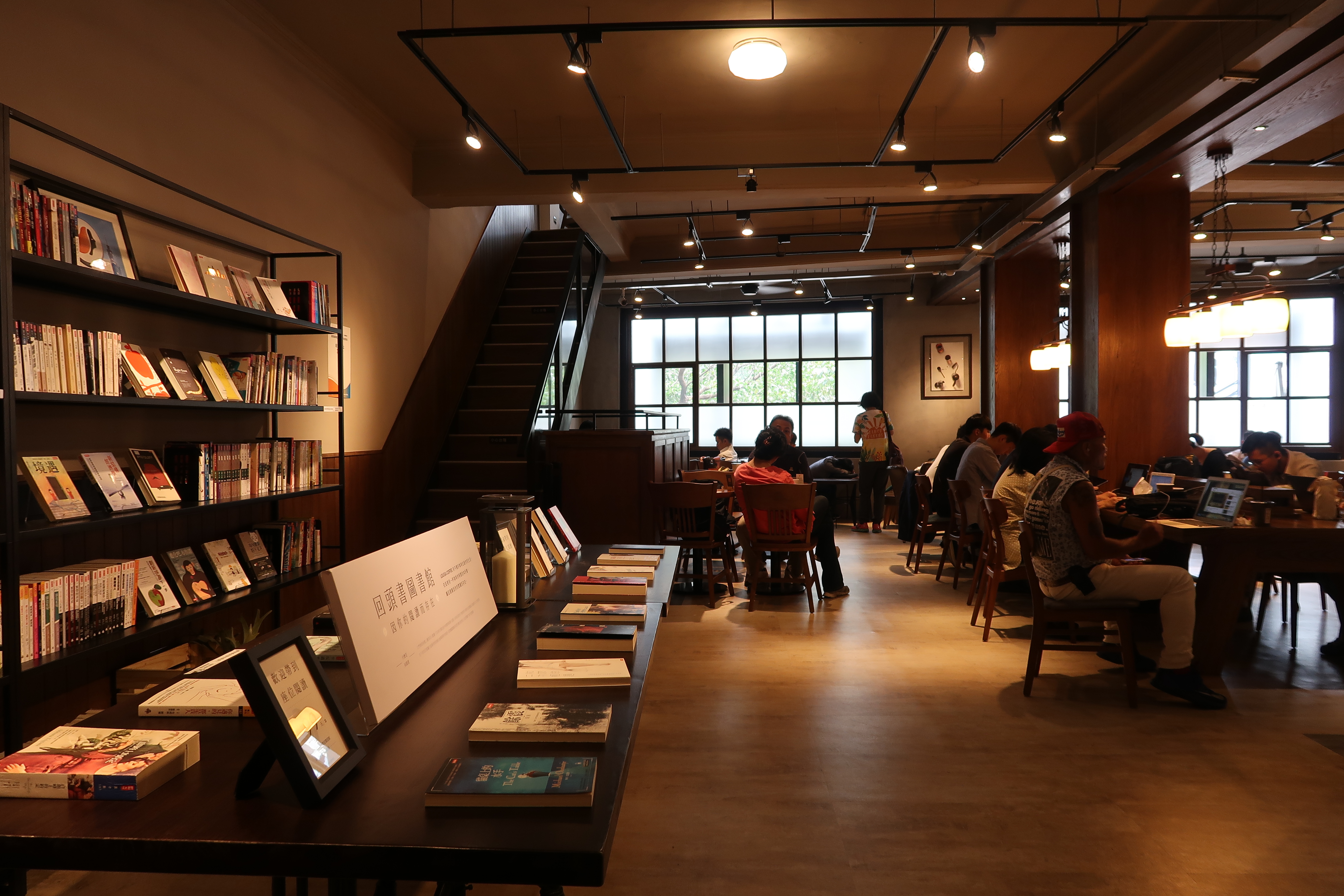 路易莎咖啡注入生活概念，民權西路門市設有二手書店。