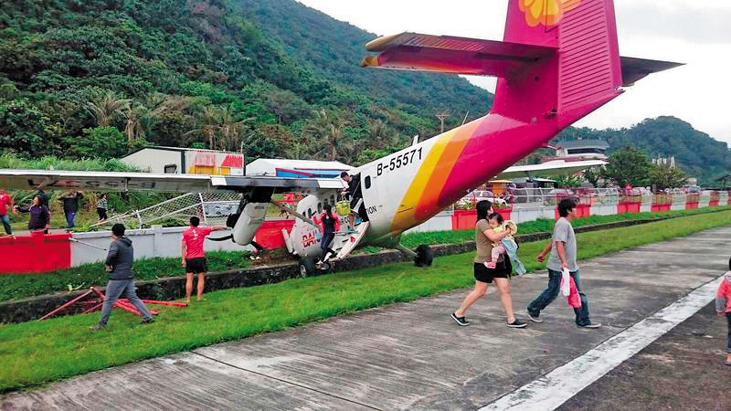 去年4月德安班機滑出蘭嶼跑道撞上護欄，機場被迫關閉， 該機型屬水上飛機設計，不適合強風的問題也跟著浮現。（翻攝自東岸微觀多媒體資訊平台臉書）