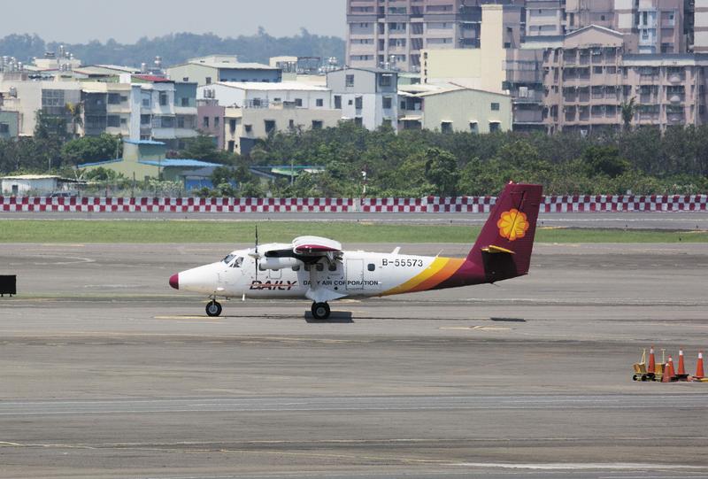德安靠補助及機票年收入至少近4億元，但卻年年透過管道向民航局哭窮。