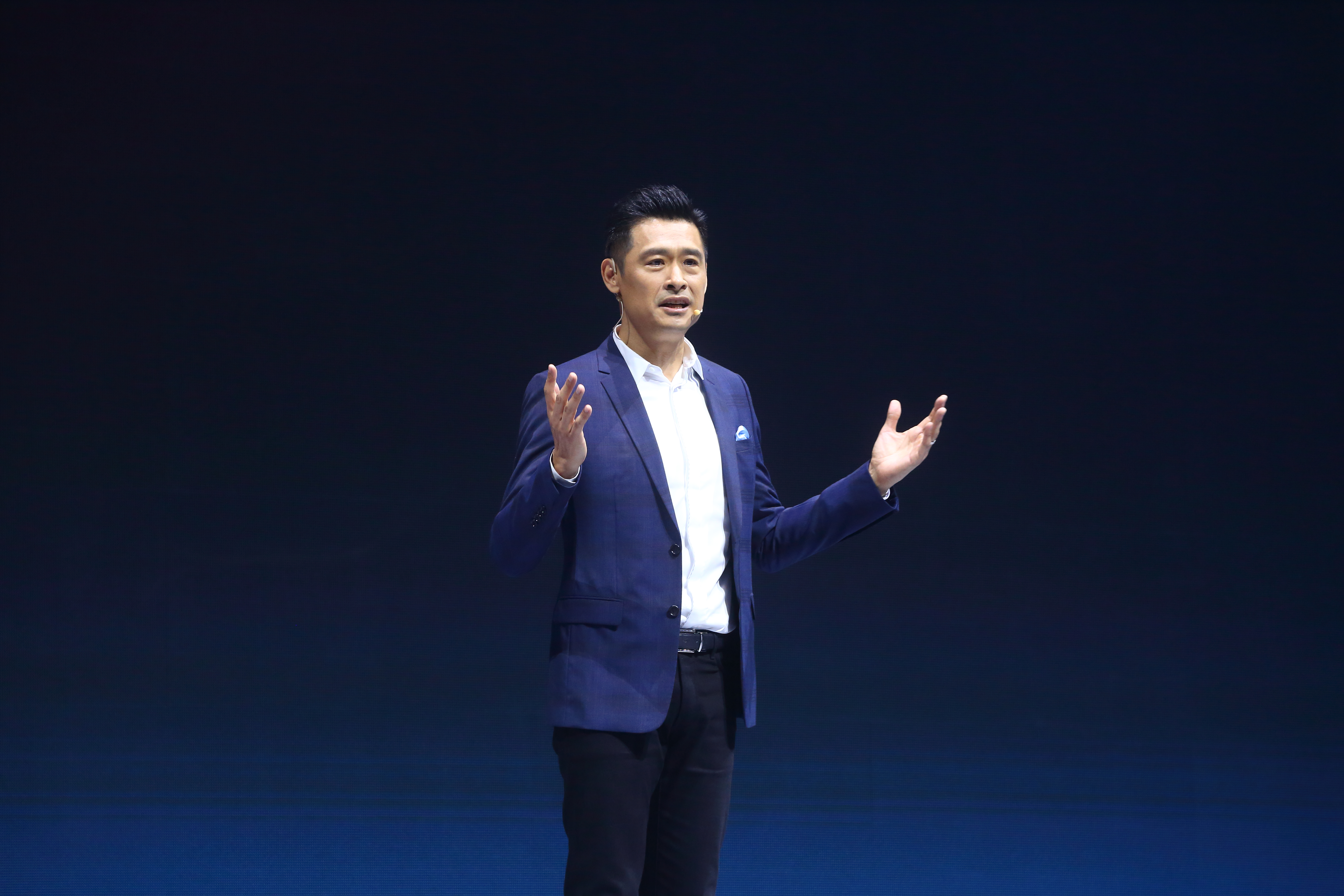 過去低調沈潛的光陽集團董事長柯勝峯，為了推廣自家電動車，親上第一線解說。