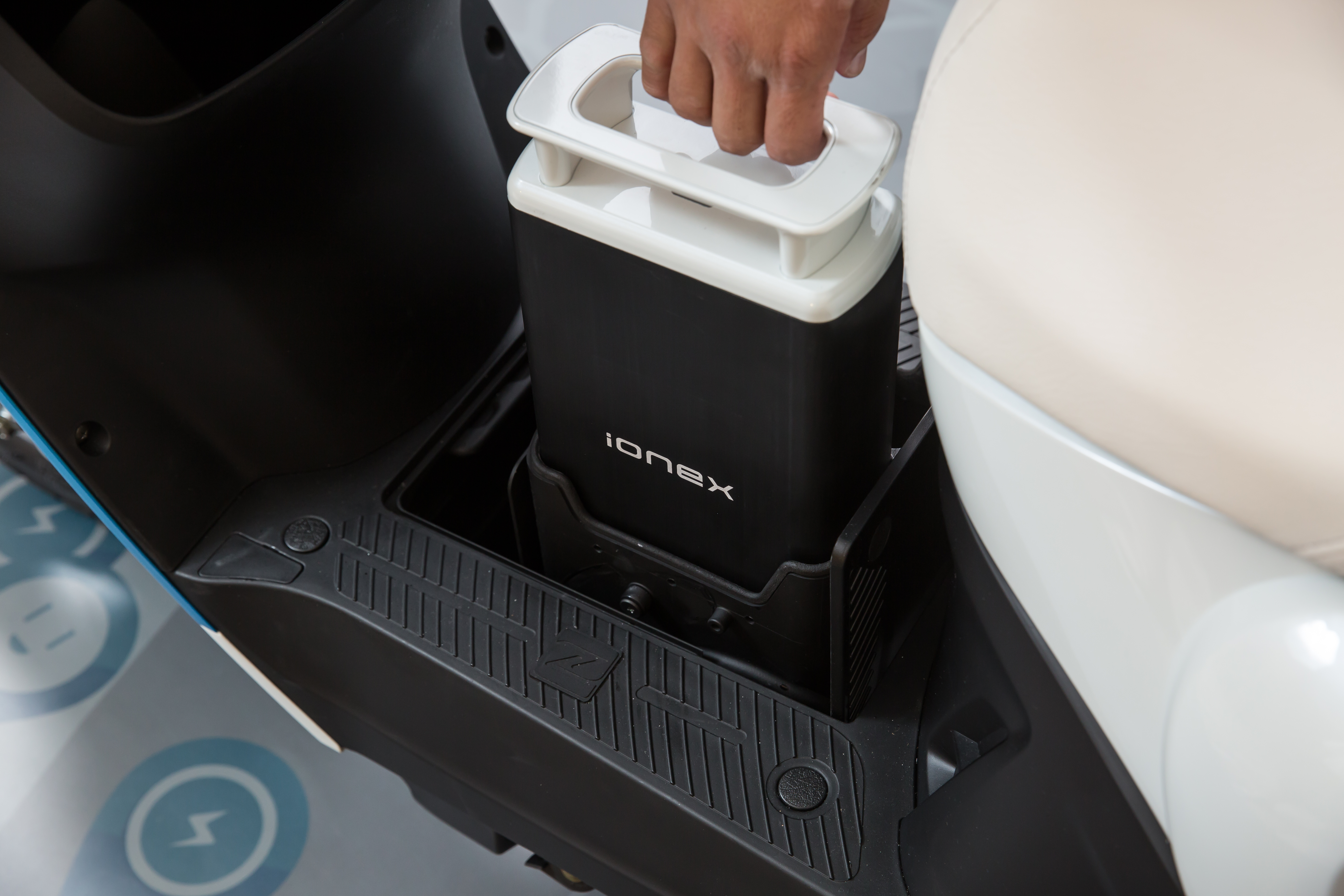 Ionex車能網將電池安裝於機車踏墊,減少抽換電池時的施力。