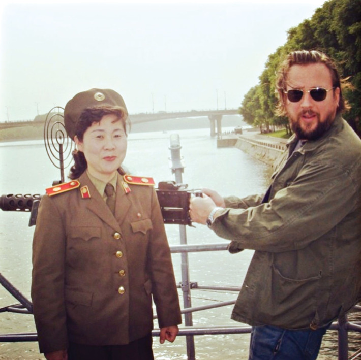 《Vice》共同創辦人蕭恩史密斯赴北韓採訪時與北韓女軍官合影的照片。(網路截圖/Instagram)