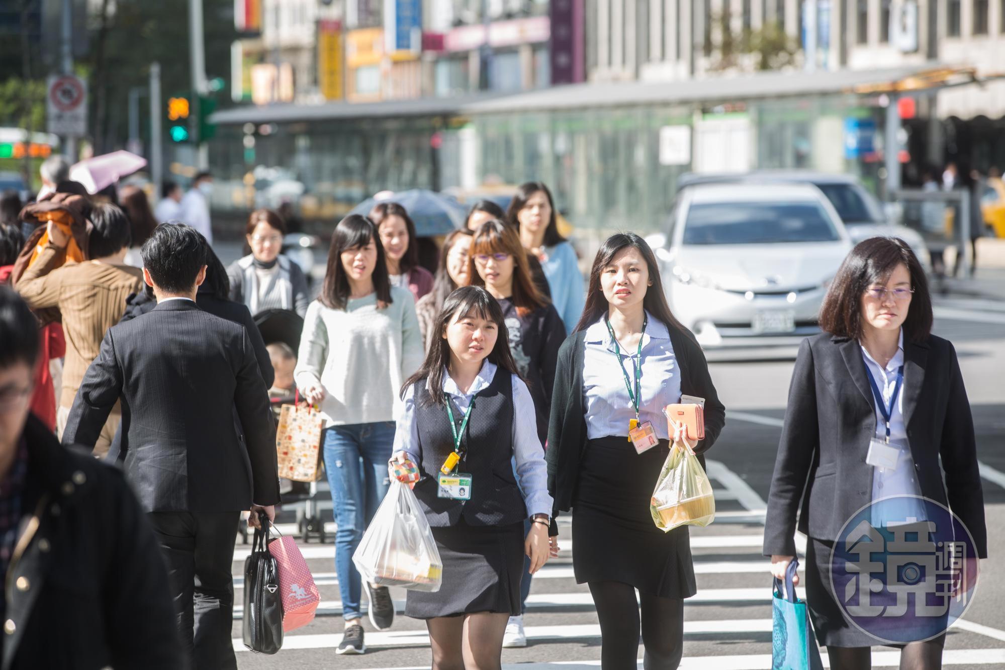 新制勞退金有雇主提繳至少6%，若勞工再自願多提最高6%，即能輕鬆累積出翻倍的退休金。