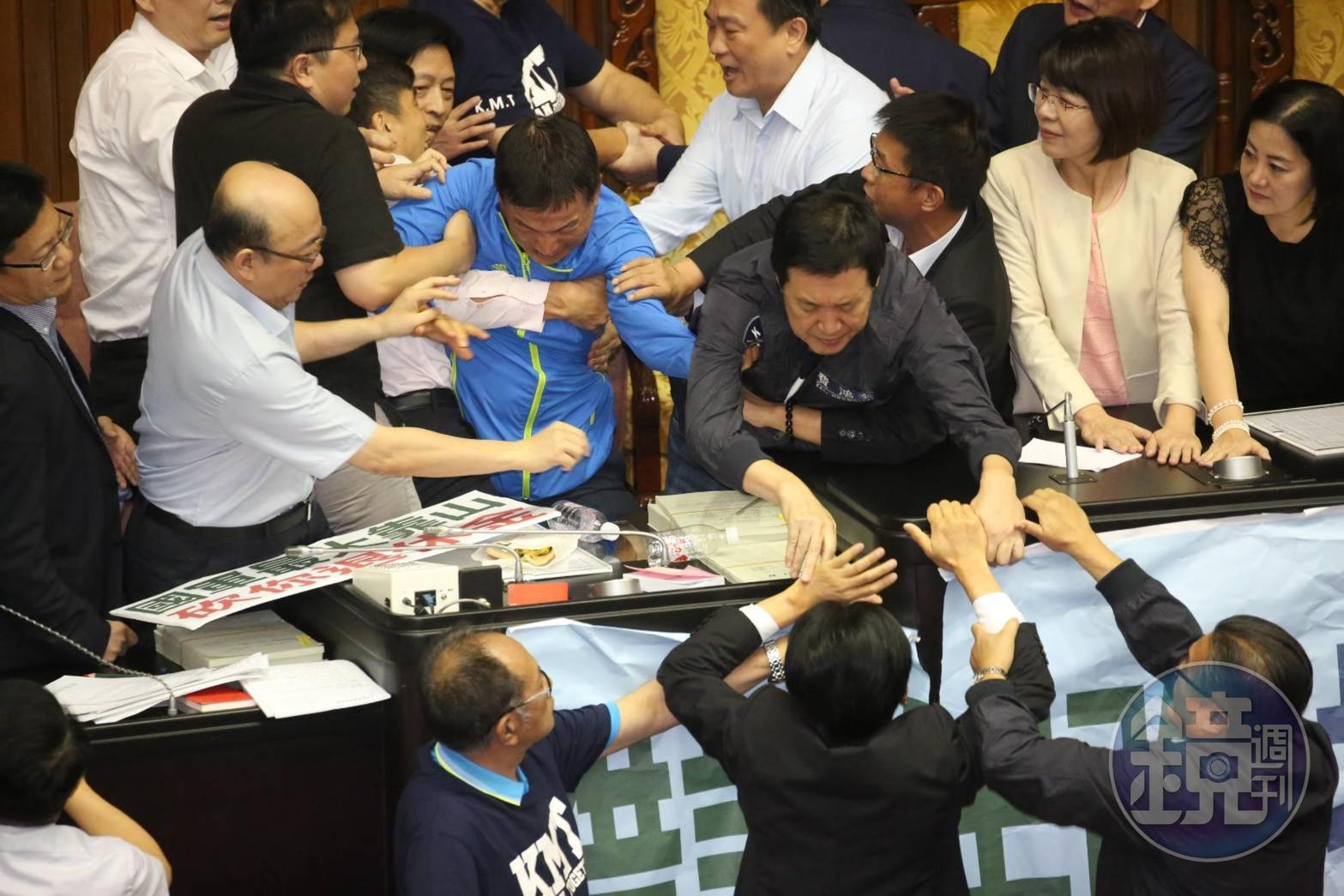 男綠委群起把拉著主席台的藍委賴士葆、費鴻泰拉離。