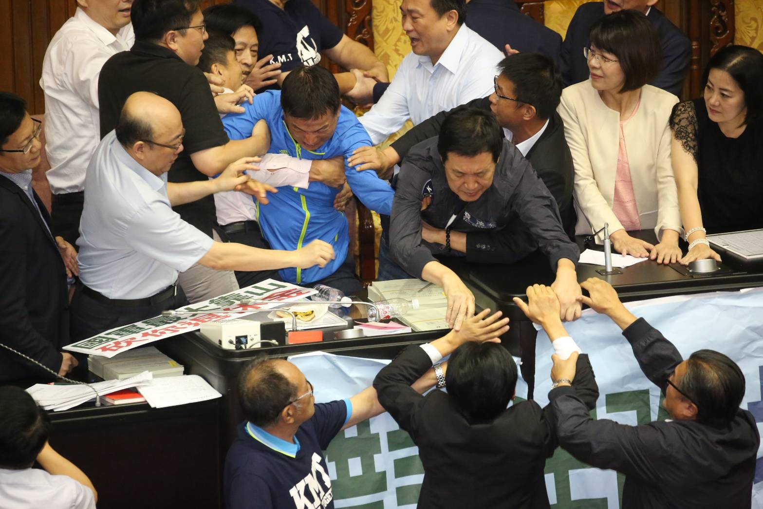 男綠委群起把拉著主席台的藍委賴士葆、費鴻泰拉離。