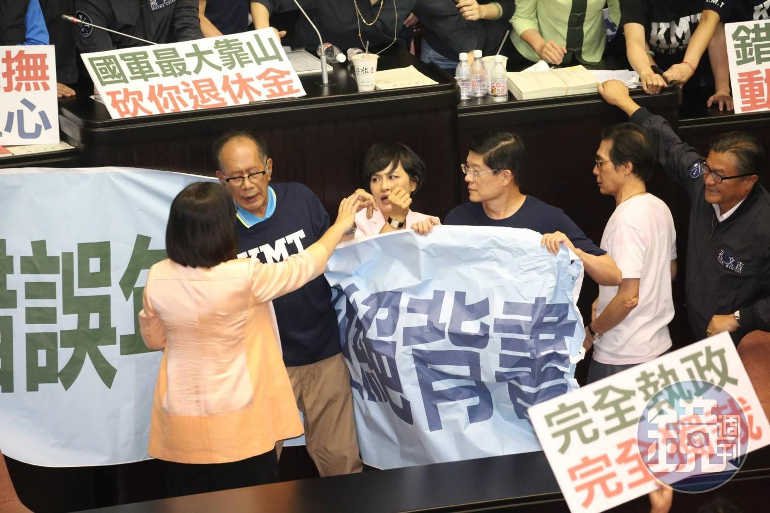 綠委邱議瑩欲扯下國民黨團的海報，與藍委陳超明、羅明才拉扯。