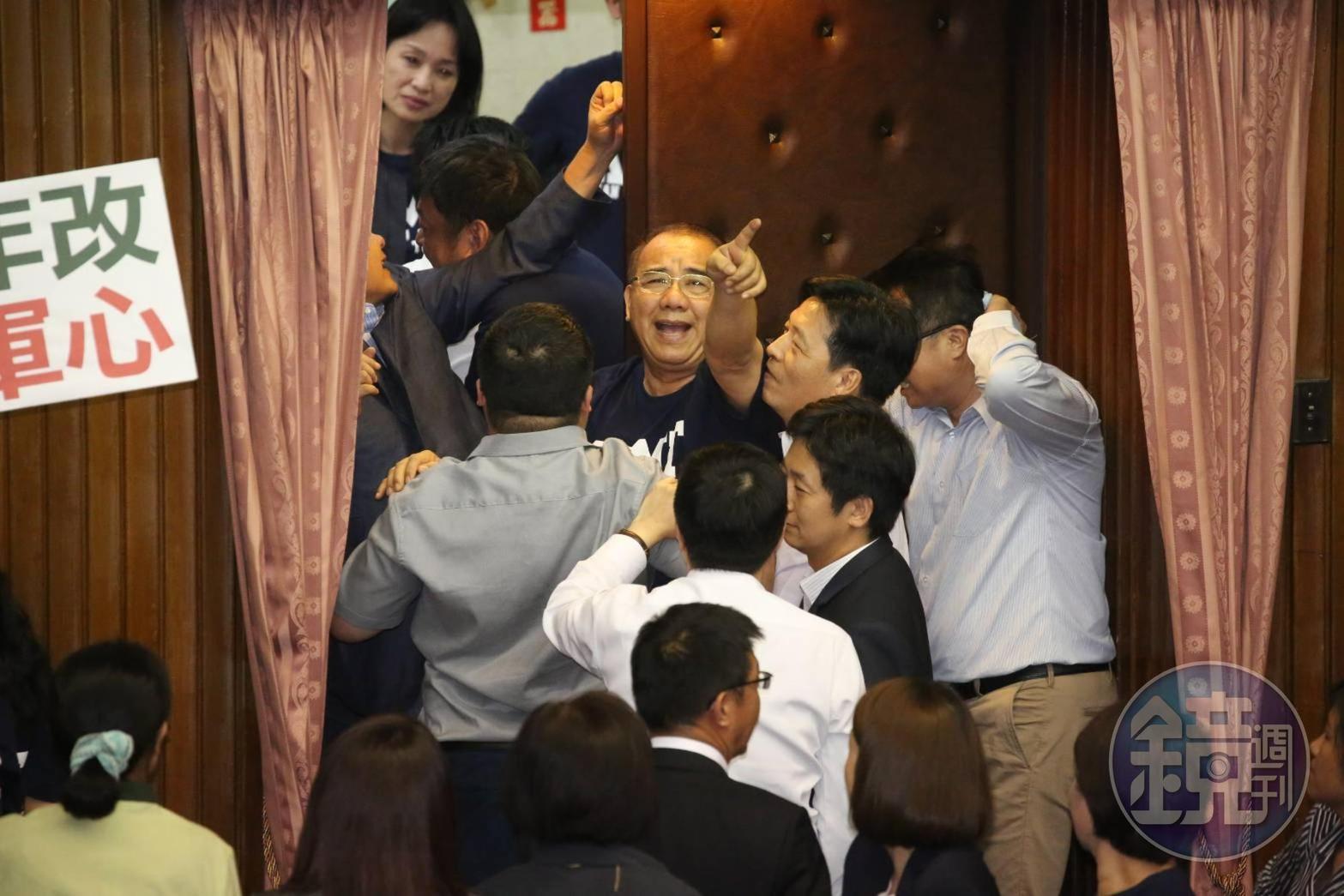 藍委廖國棟被綠委抬離時高喊：「民進黨暴力！」