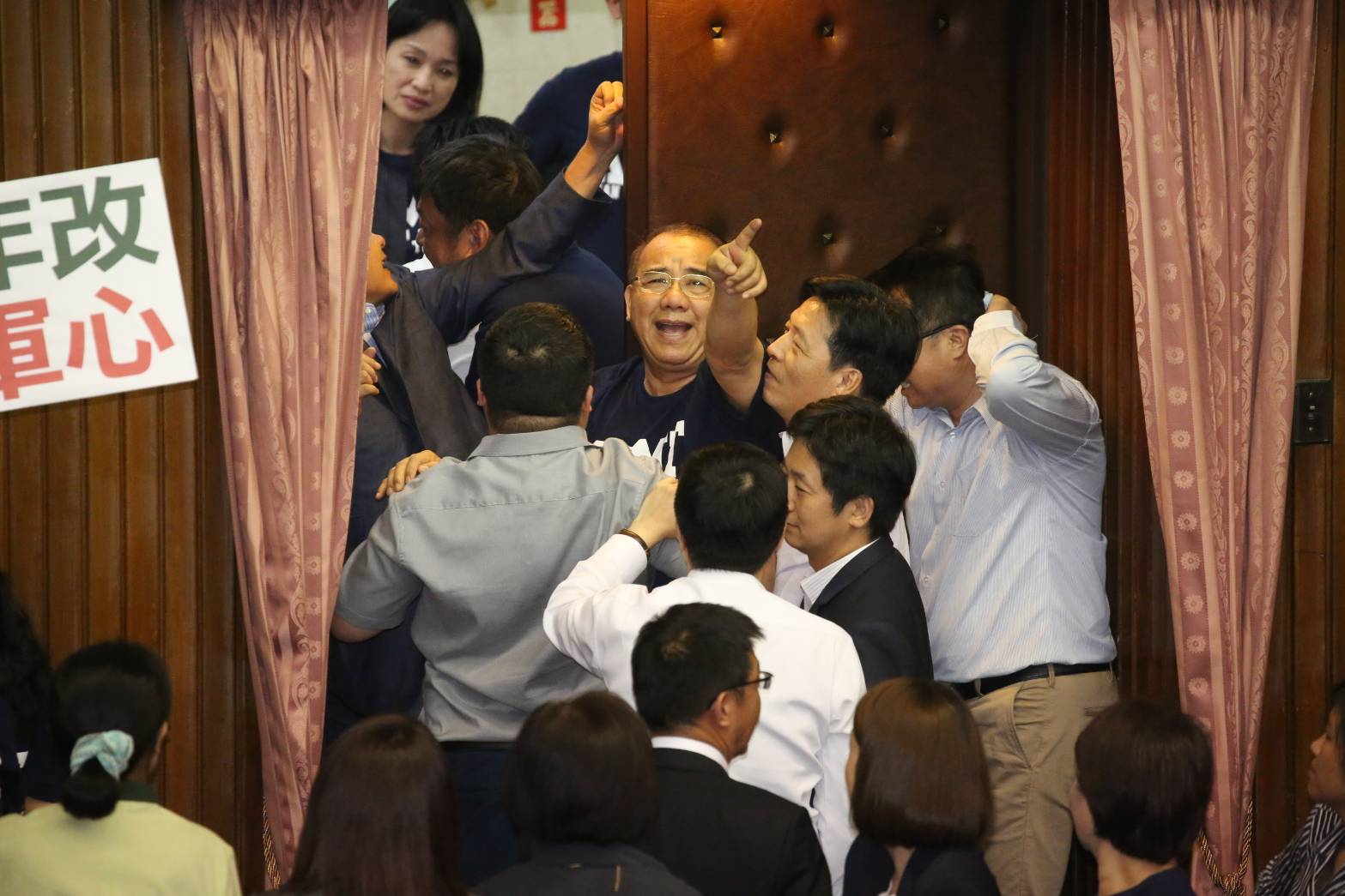 藍委廖國棟被綠委抬離時高喊：「民進黨暴力！」