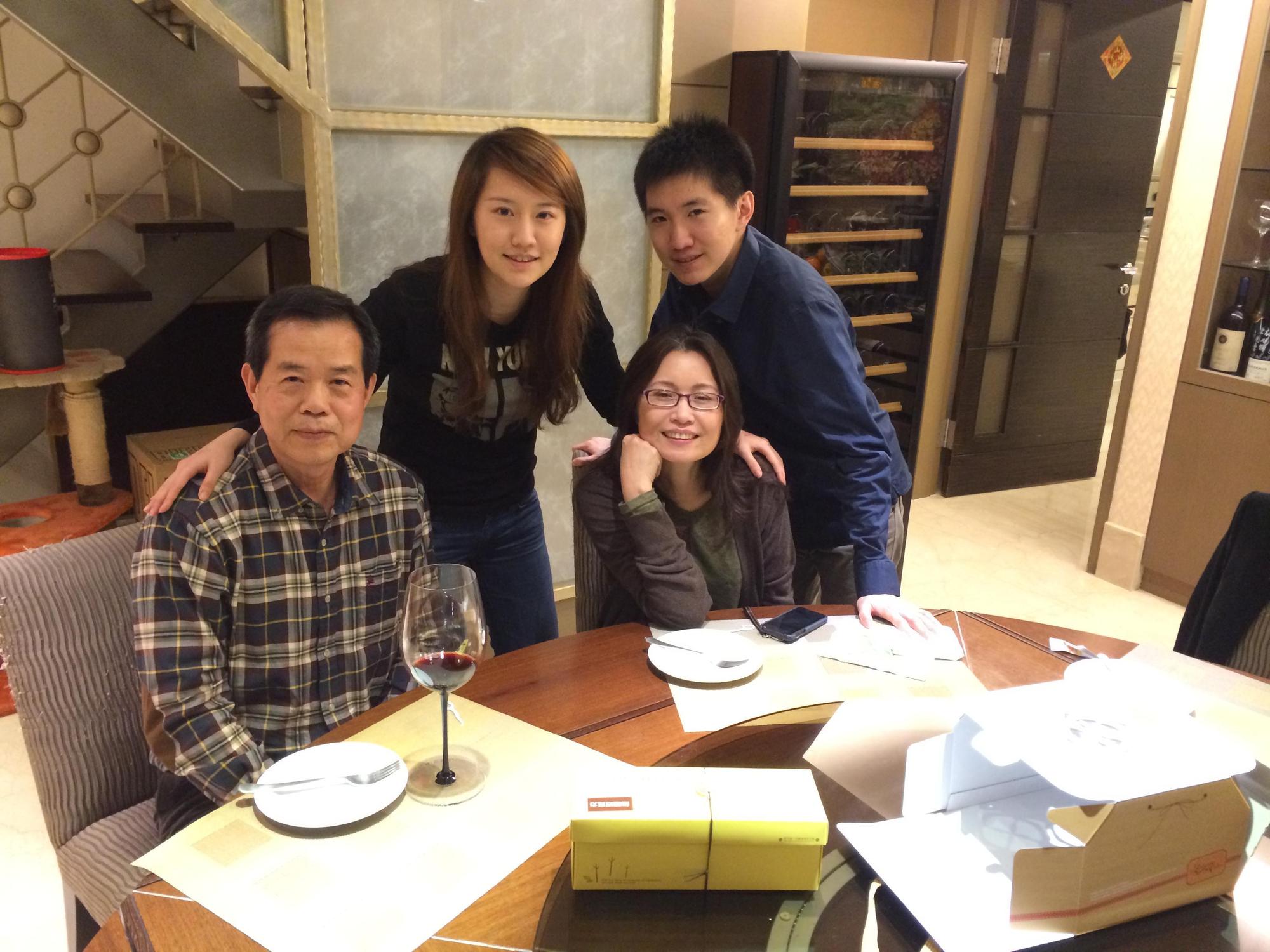 母親（右二）是楊晨欣最欽佩的人，小時候曾希望和母親一樣當律師。（楊晨欣提供）