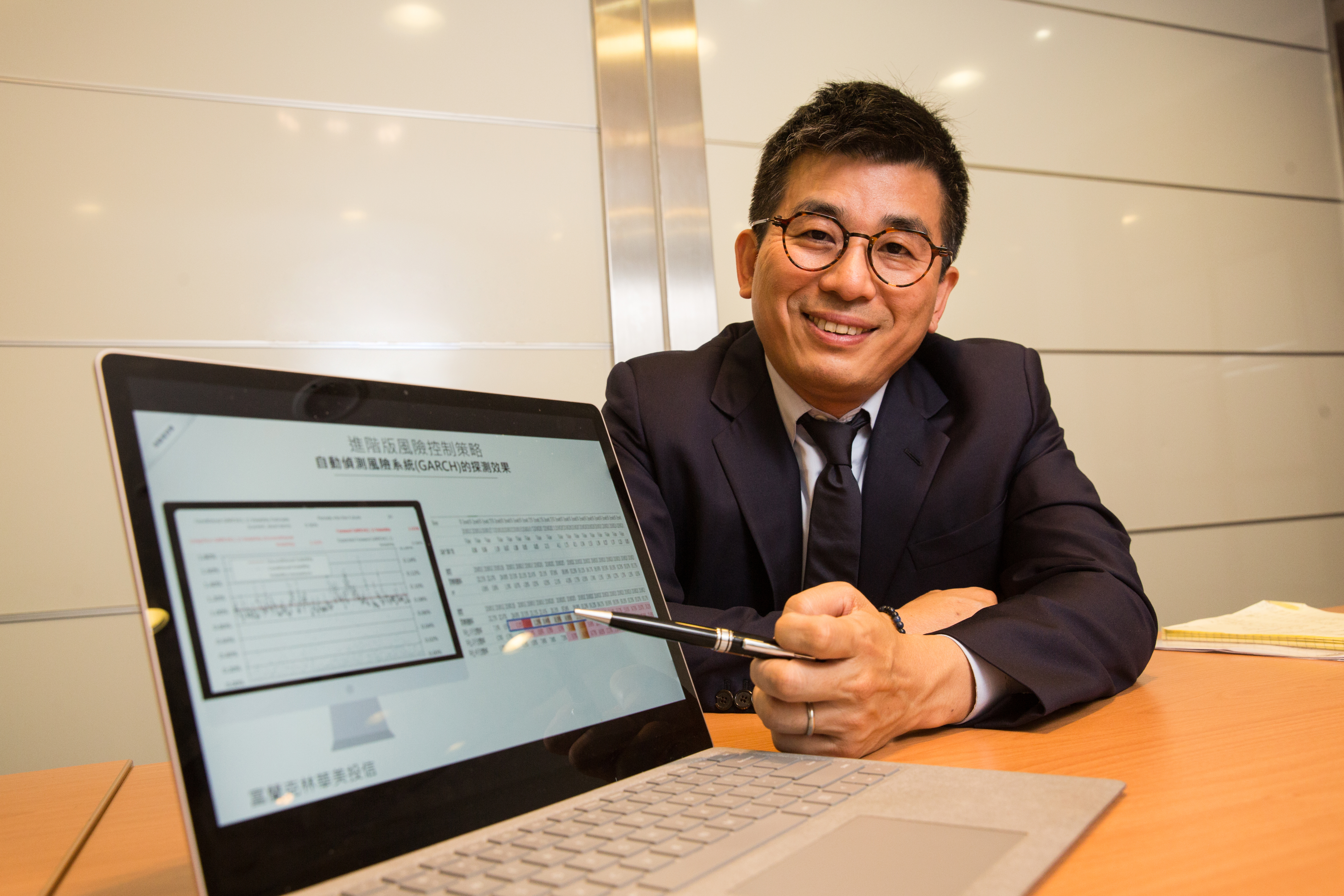 富蘭克林華美投信副總邱良弼從稅制考量，鼓勵個人所得稅率適用12%以上者參與自提。