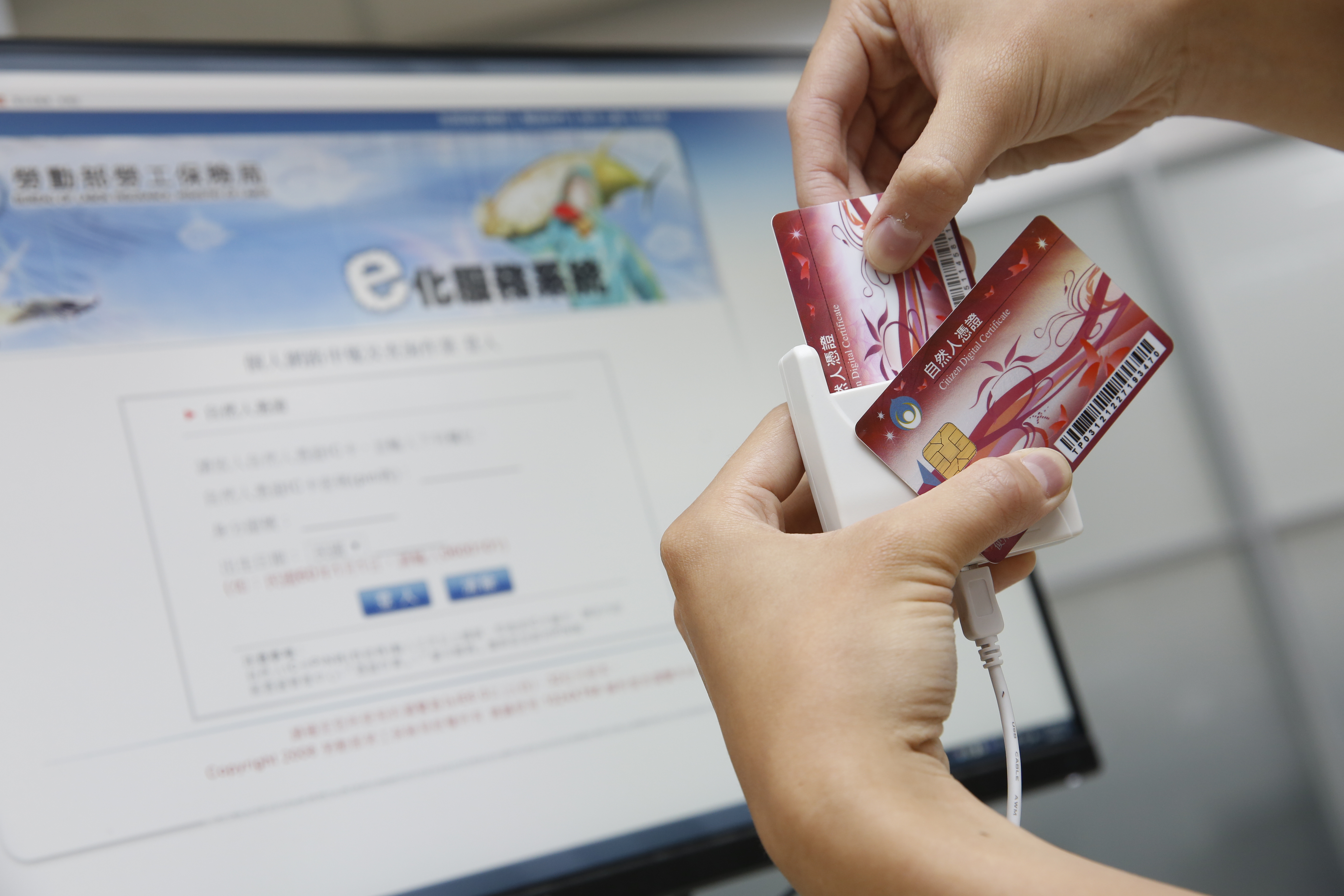 利用自然人憑證上勞保局e化服務系統，可以輕鬆查詢到個人新制勞退金的累積金額。