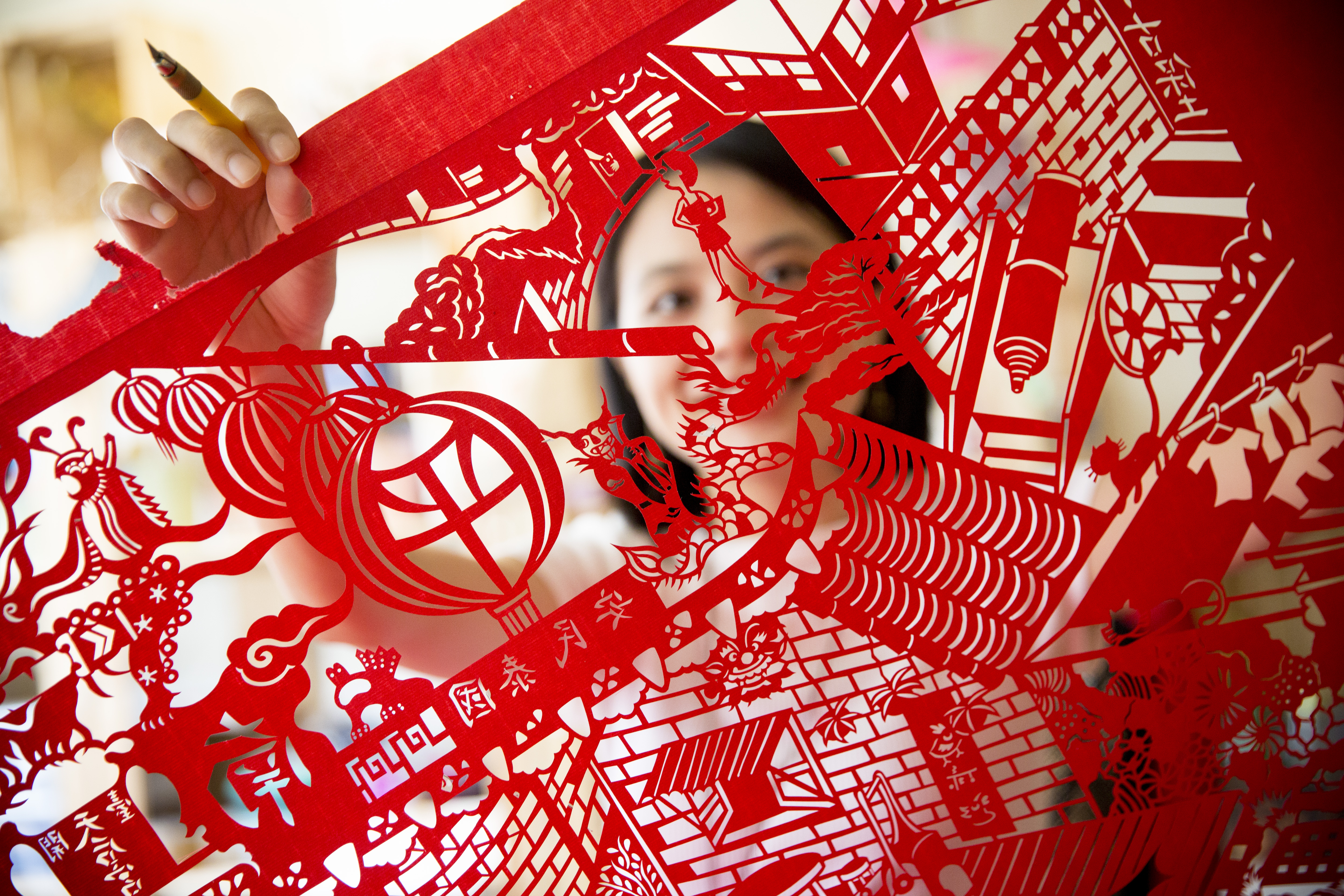 紙雕藝術家成若涵以自己的名字為品牌，強調自己與作品共生。