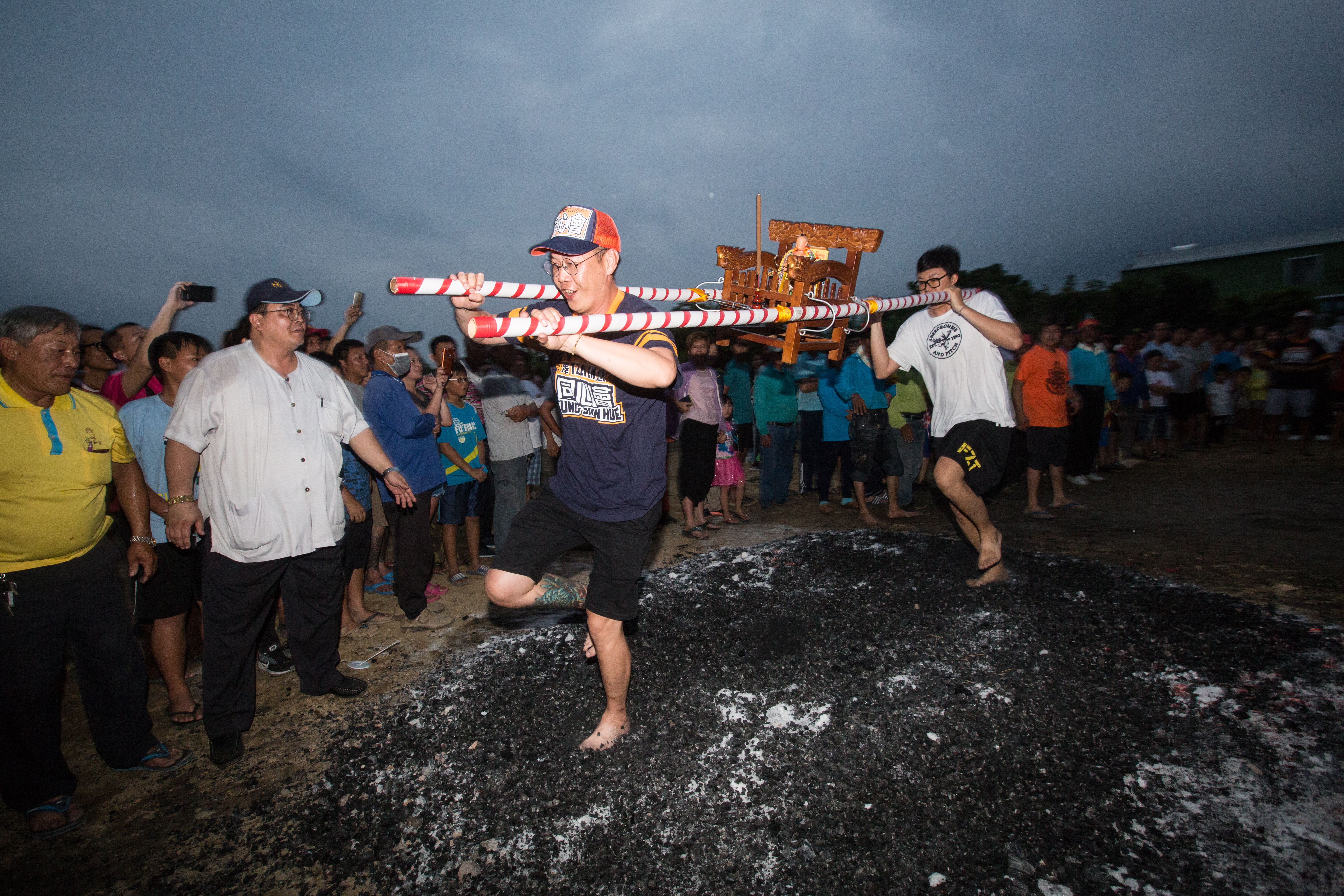 不當廚師的時候，陳宥豪最常做的事就是玩陣頭，圖為他特地返鄉參加過火祭典。