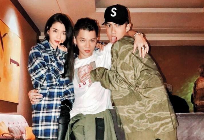 情濃時柯震東（左）跟李毓芬還夾著友人（中）合照。（翻攝hsuhans IG）