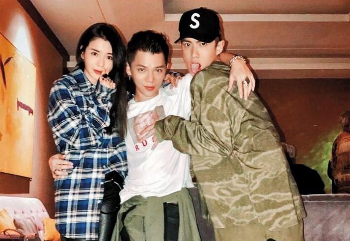 情濃時柯震東（左）跟李毓芬還夾著友人（中）合照。（翻攝hsuhans IG）