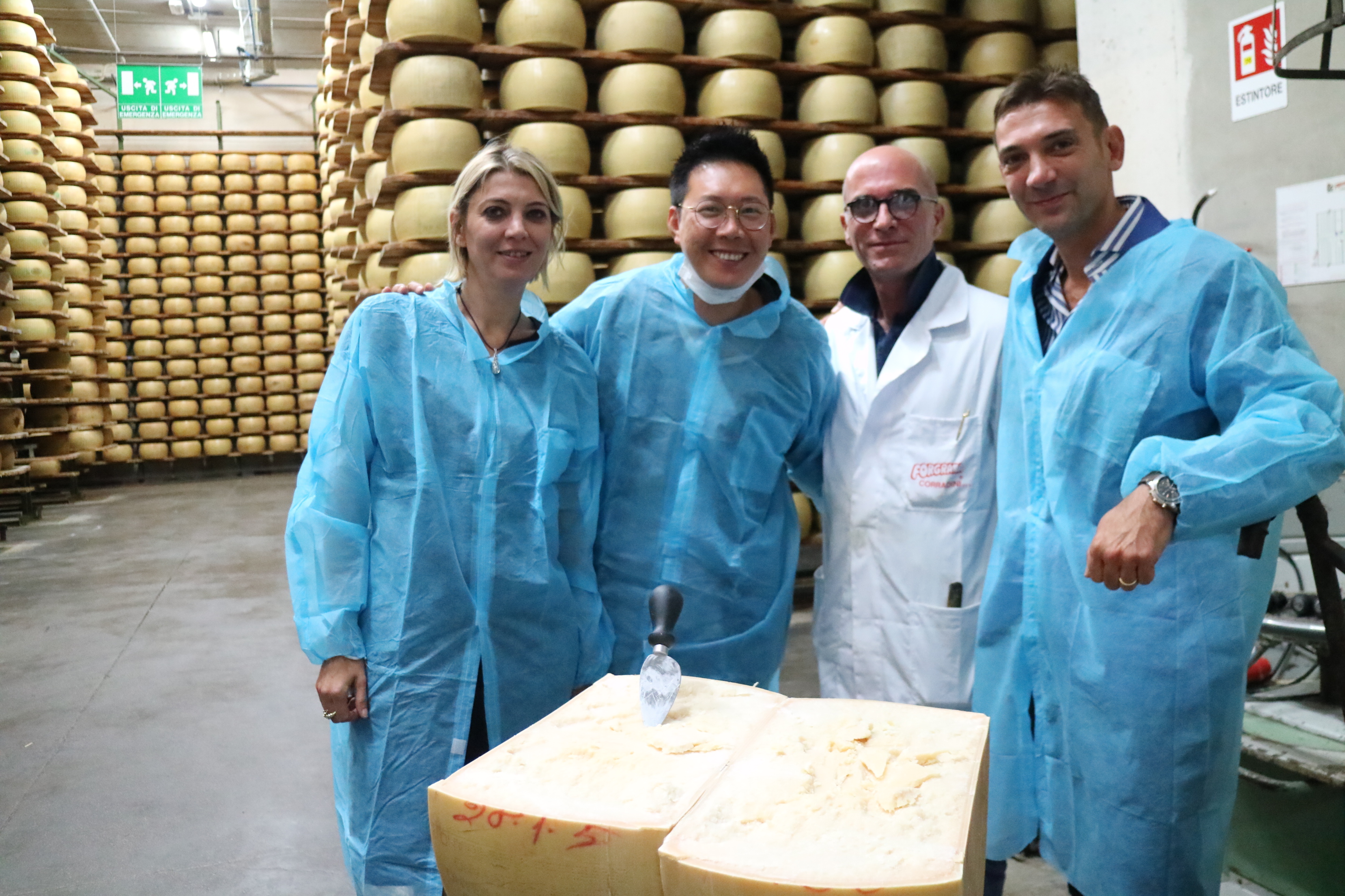 陳宥豪會特地到義大利尋找食材，圖為他前往當地起士工廠參觀。