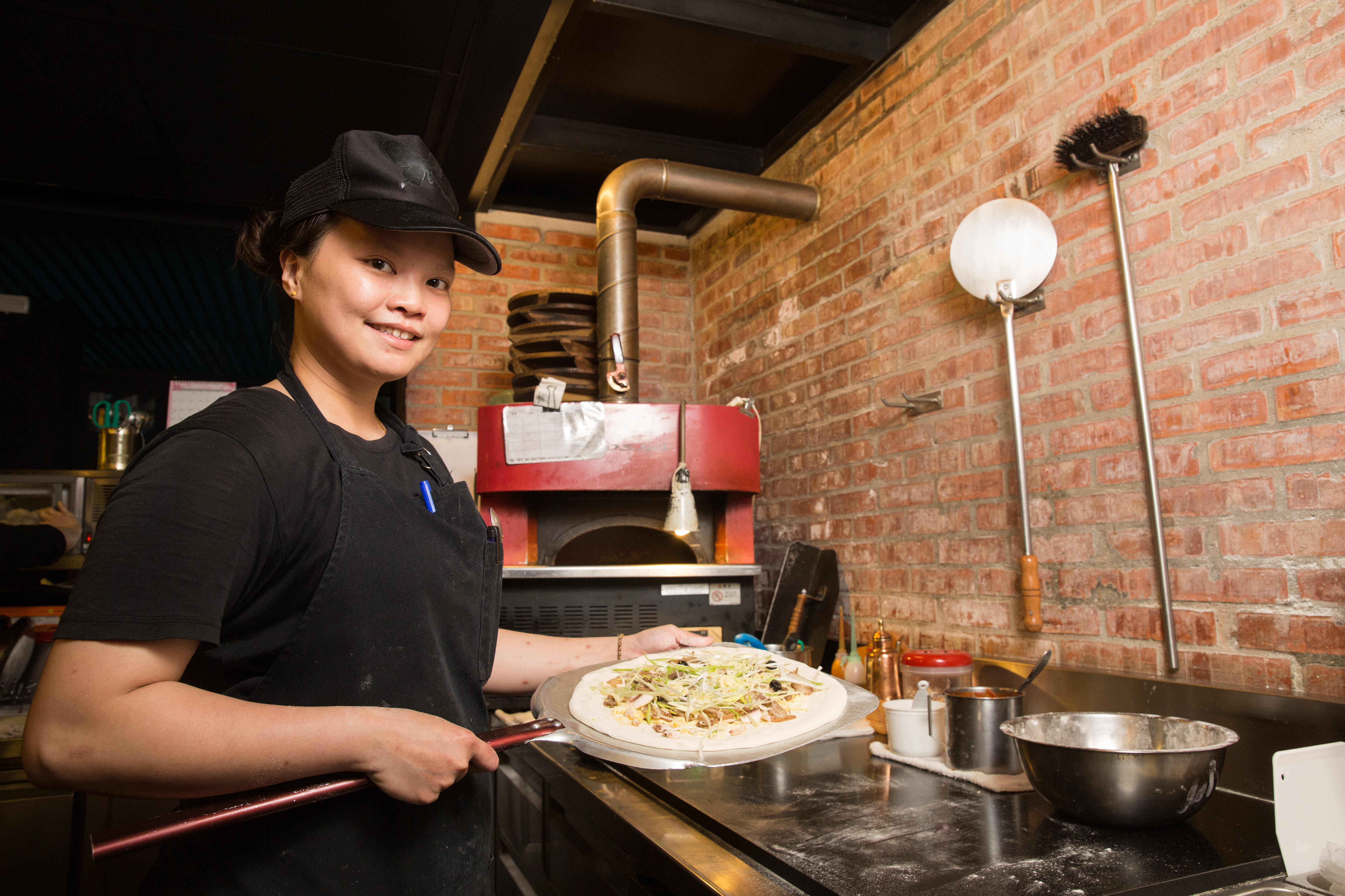 原本是划船國手的何佩勳是陳宥豪的表姪女，也是拿下去年披薩職人CAPUTO大賽的冠軍選手。
