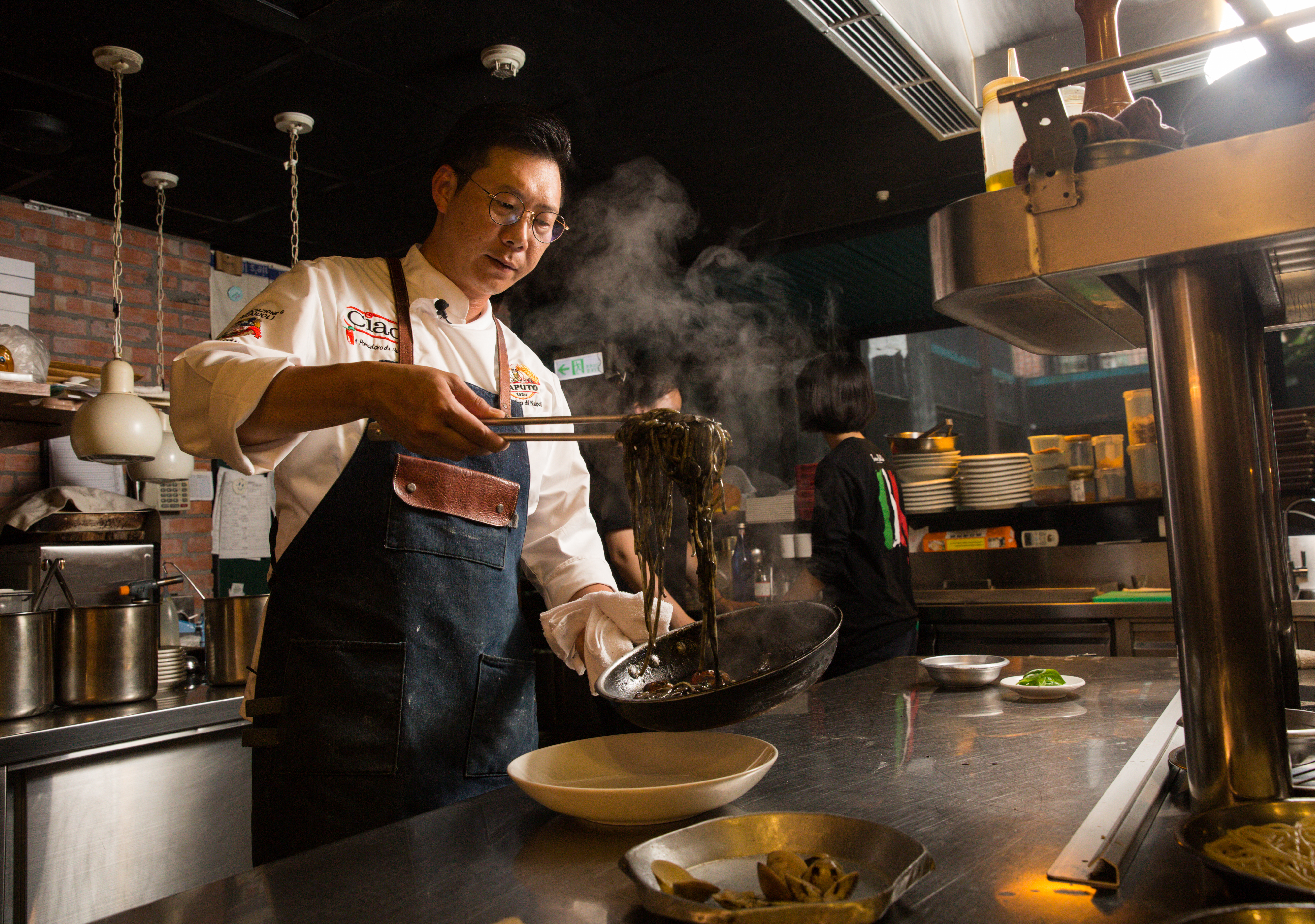 陳宥豪大學時代找到做生意的樂趣，擺攤賣衣服就懂得以分享方式聘用工讀生。
