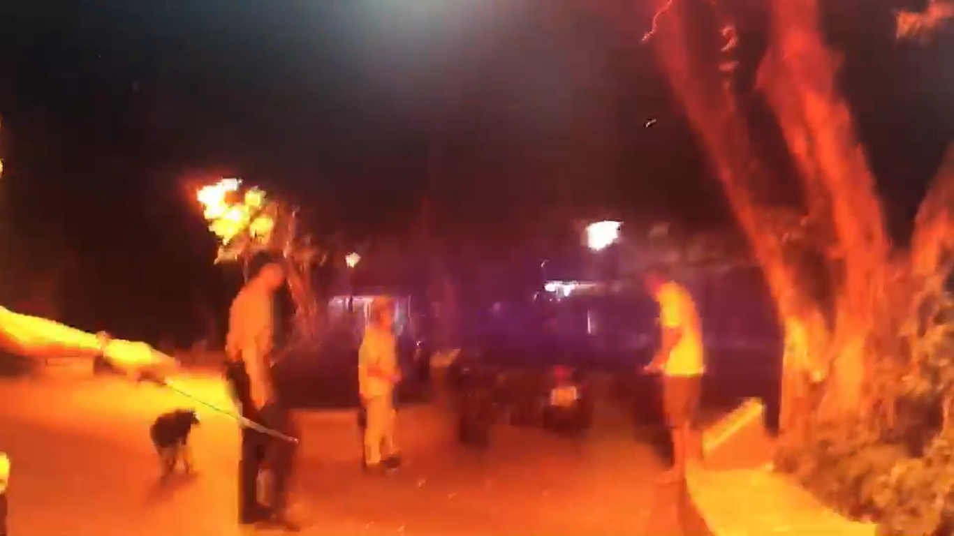 濃濃酒意手持鐮刀的鄭姓男子遊走北投捷運站周遭，嚇壞附近的用路人。（警方提供）