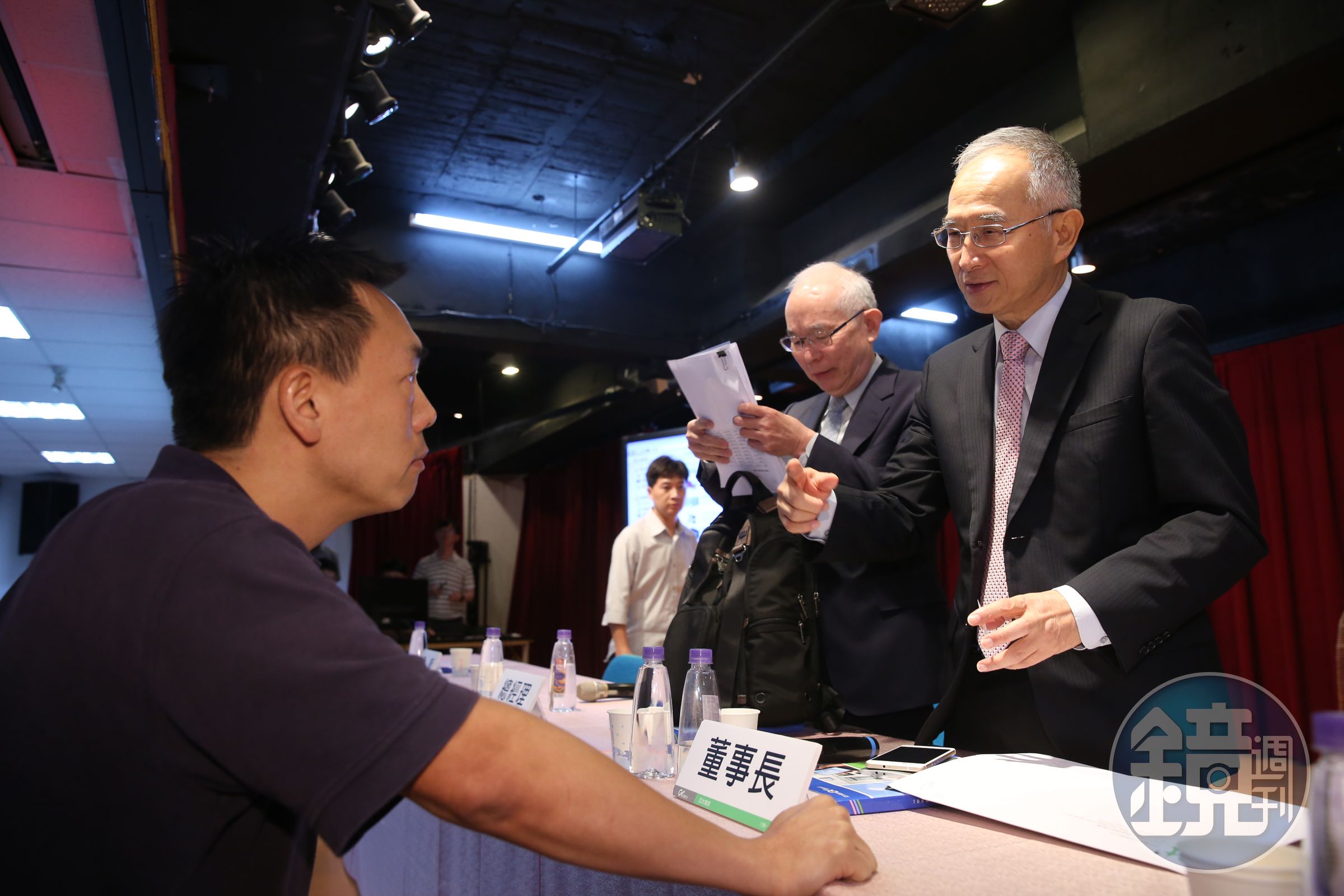 亞太電信董事長呂芳銘，因去年每股虧損0.93元慘遭小股東砲轟。