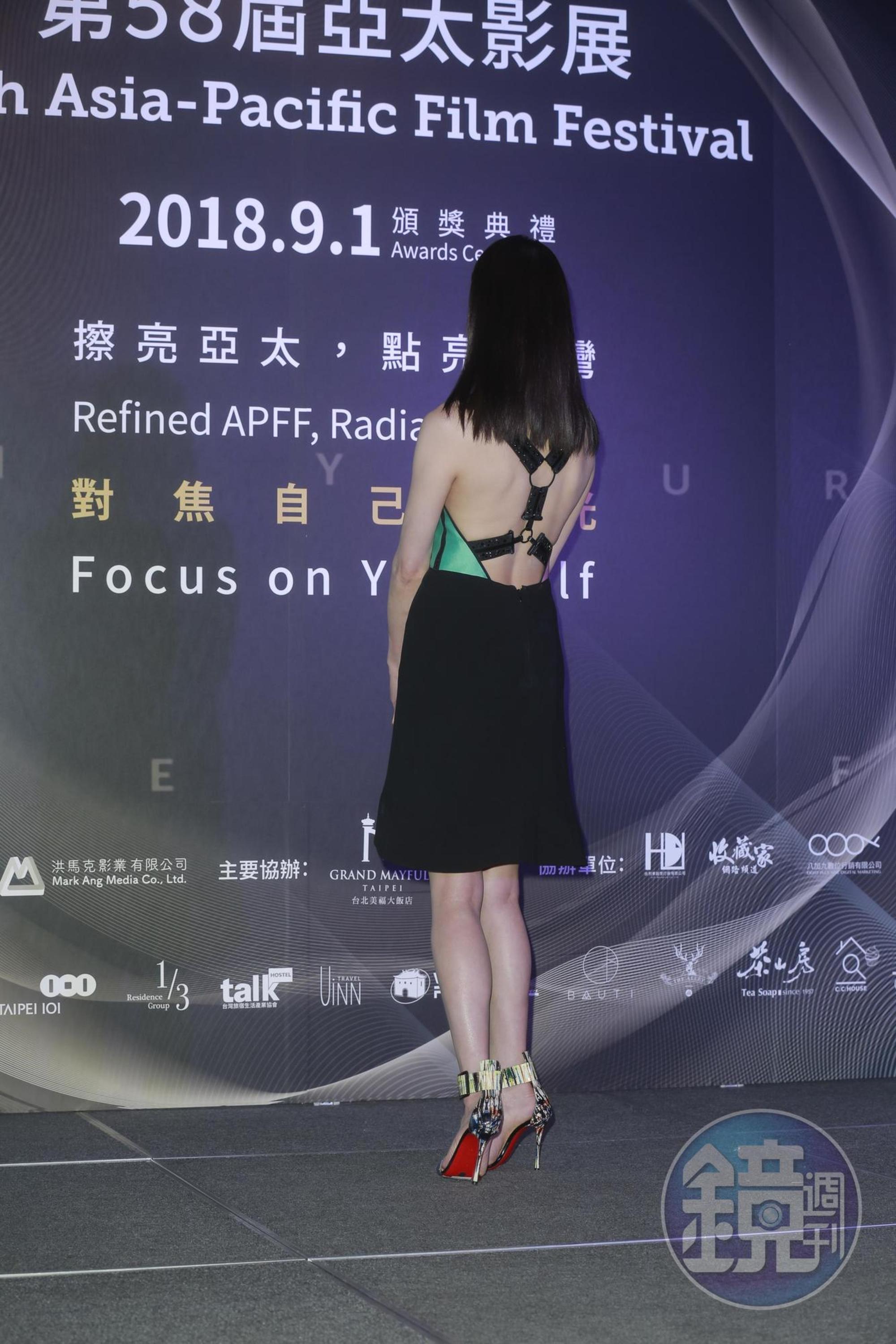 日前張鈞甯參加活動卻被譏C奶變平胸，她這次特別穿了1件露背洋裝，自嘲「拿背來還」。