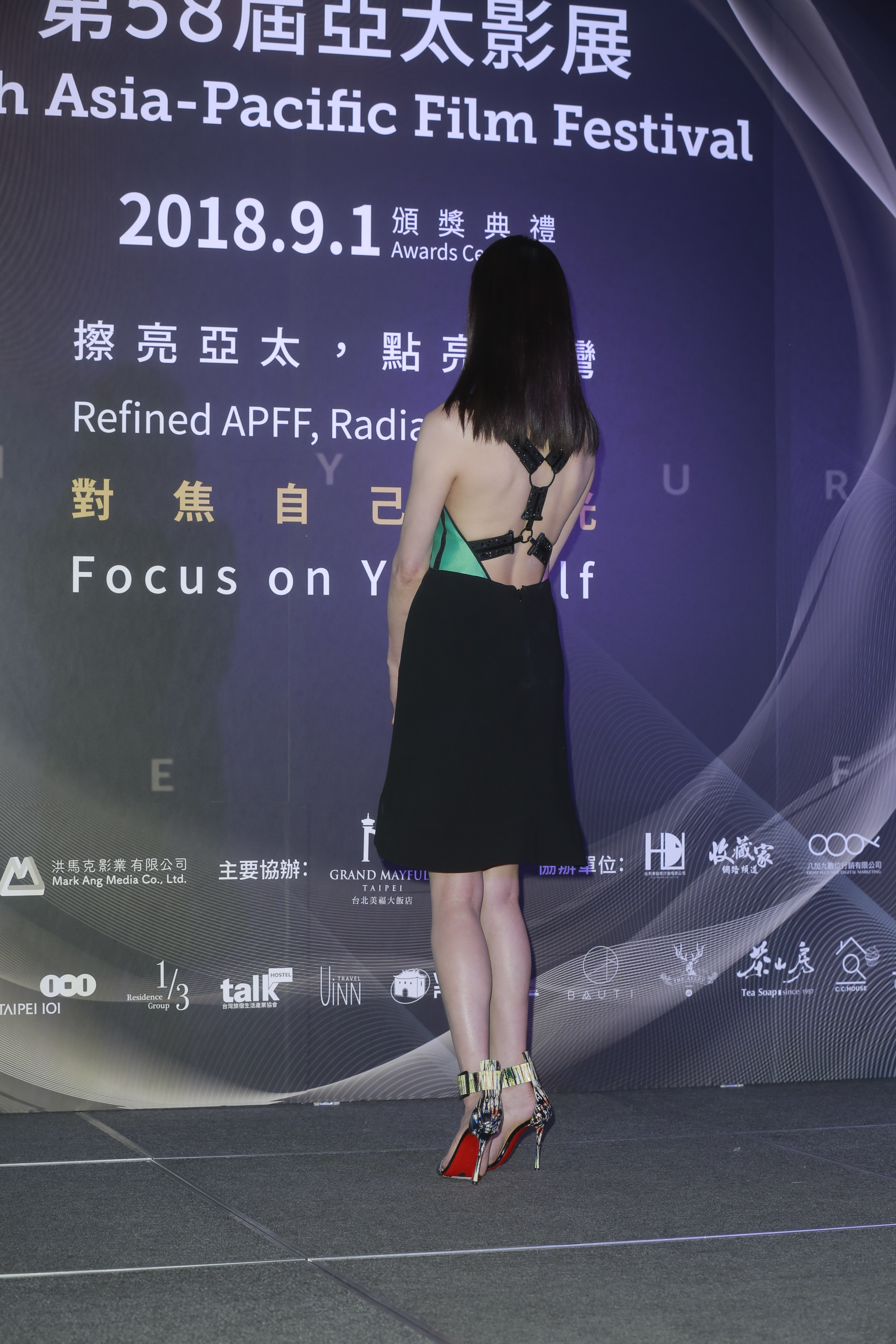 日前張鈞甯參加活動卻被譏C奶變平胸,她這次特別穿了1件露背洋裝,自嘲「拿背來還」。