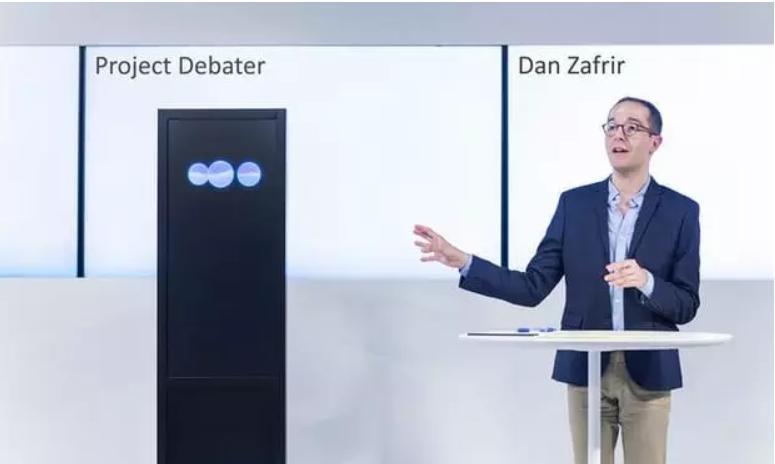 IBM 的 AI 辯手 Project Debater（左） 和人類辯手 Dan Zafrir。（圖源 : IBM）