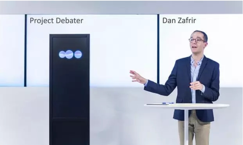 IBM 的 AI 辯手 Project Debater（左） 和人類辯手 Dan Zafrir。（圖源 : IBM）