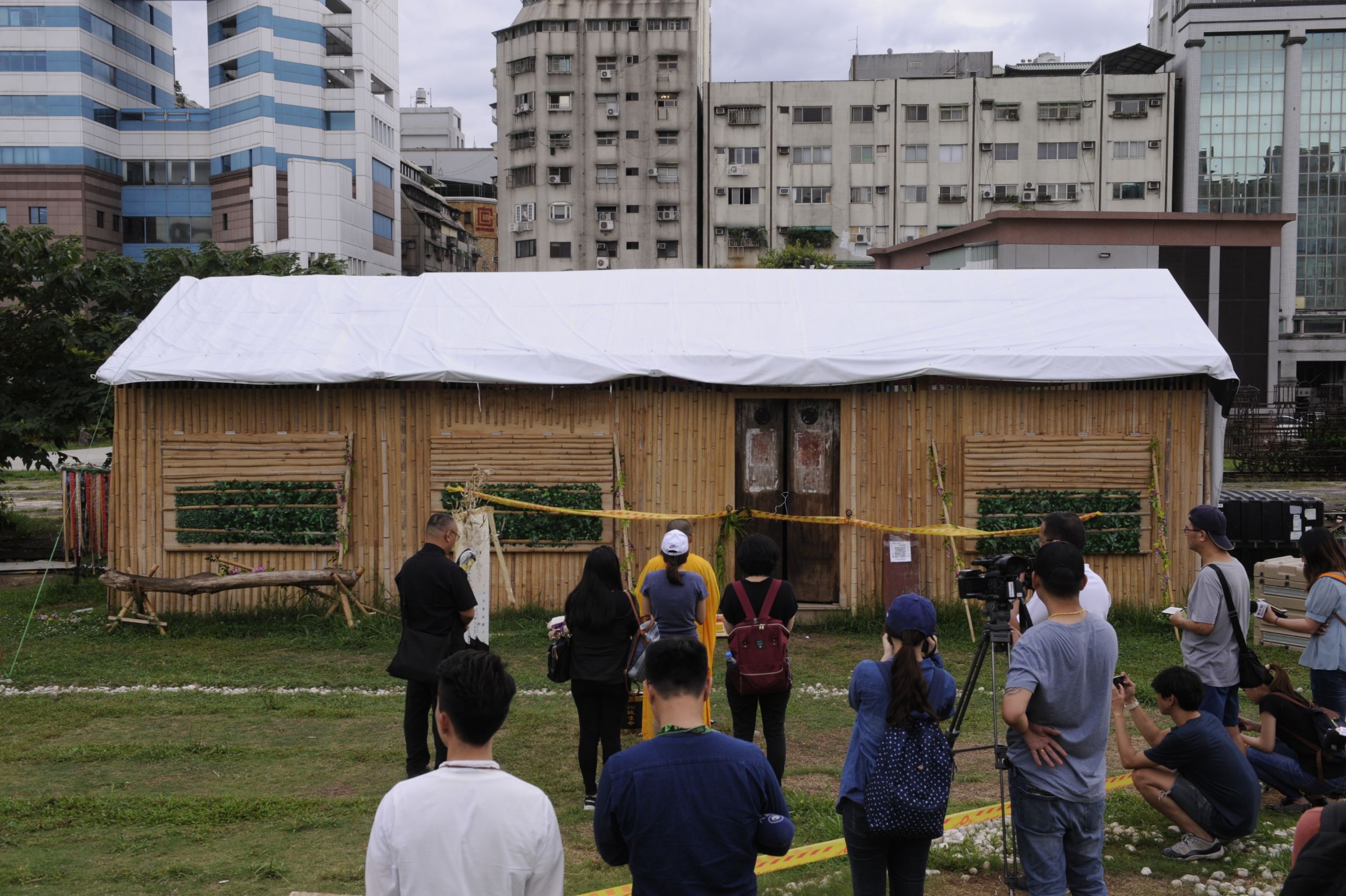 招魂儀式進行約莫半個小時中，親友們全程不發一語全場靜默。