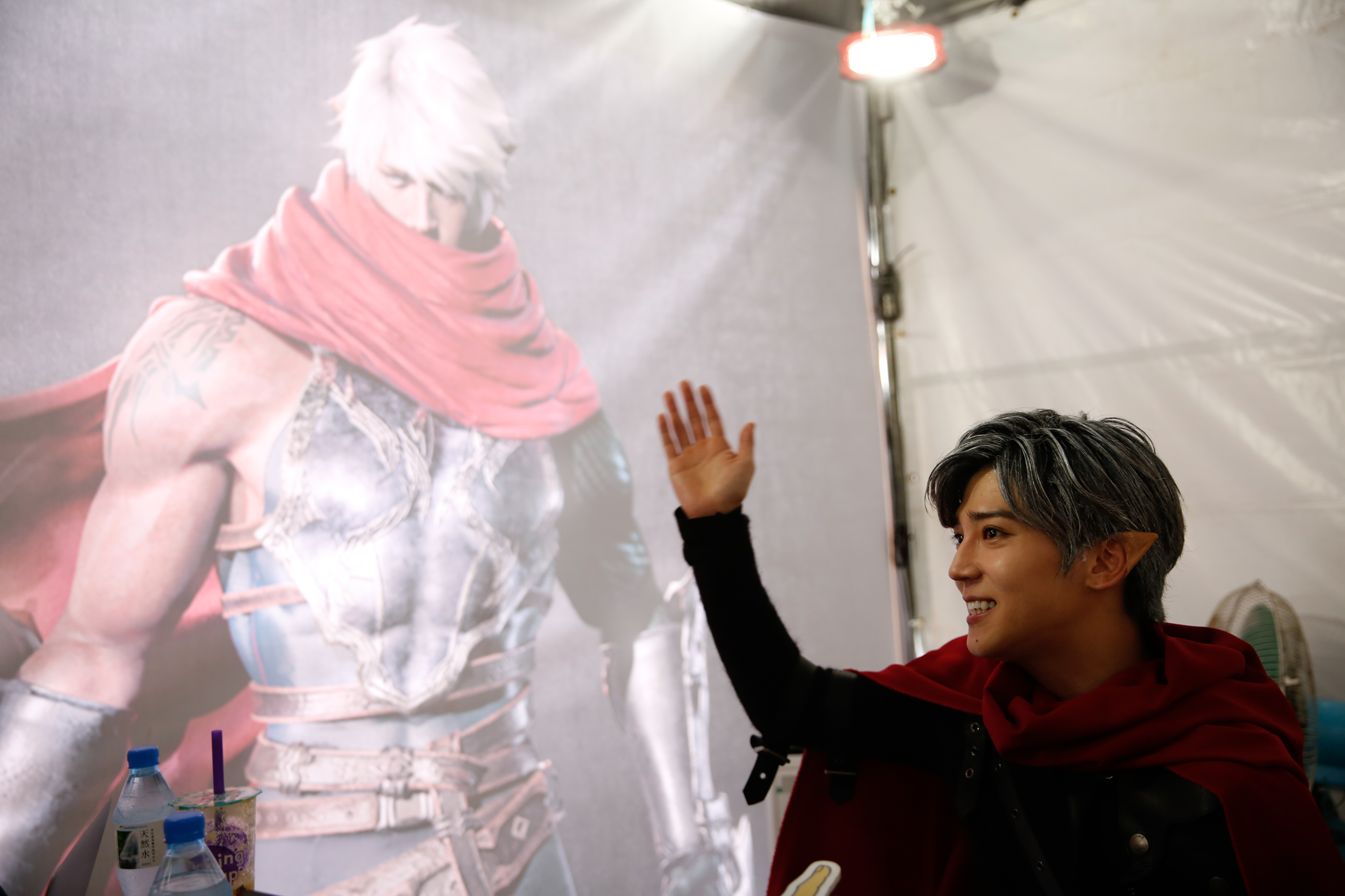 畢書盡拍產品代言照片時，本來手臂想找替身，自己只要露臉就好。