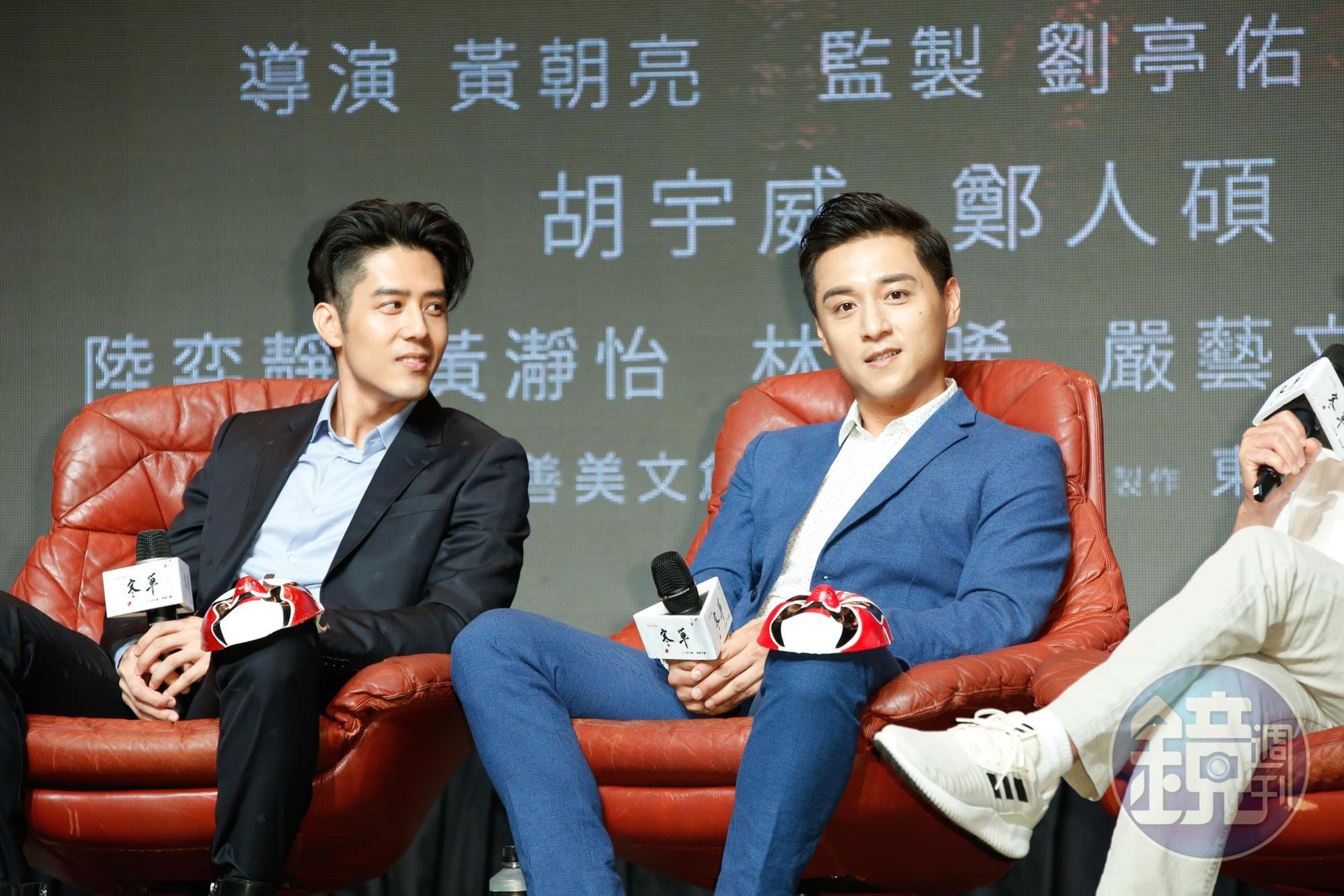 鄭人碩（右）在片中堪稱慘絕人寰，不僅失聰，還四肢重殘，臉也近乎毀容，角色難度超高。